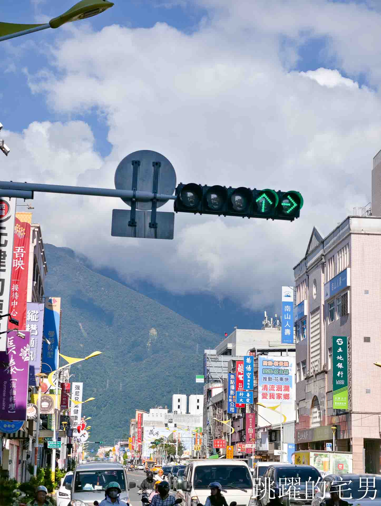 [花蓮美食]川原家眷村小吃-超巨豬腳飯有吃過嗎? 這也太爽了吧! 古早味滷排飯醬香濃郁，中午便當、晚上熱炒合菜