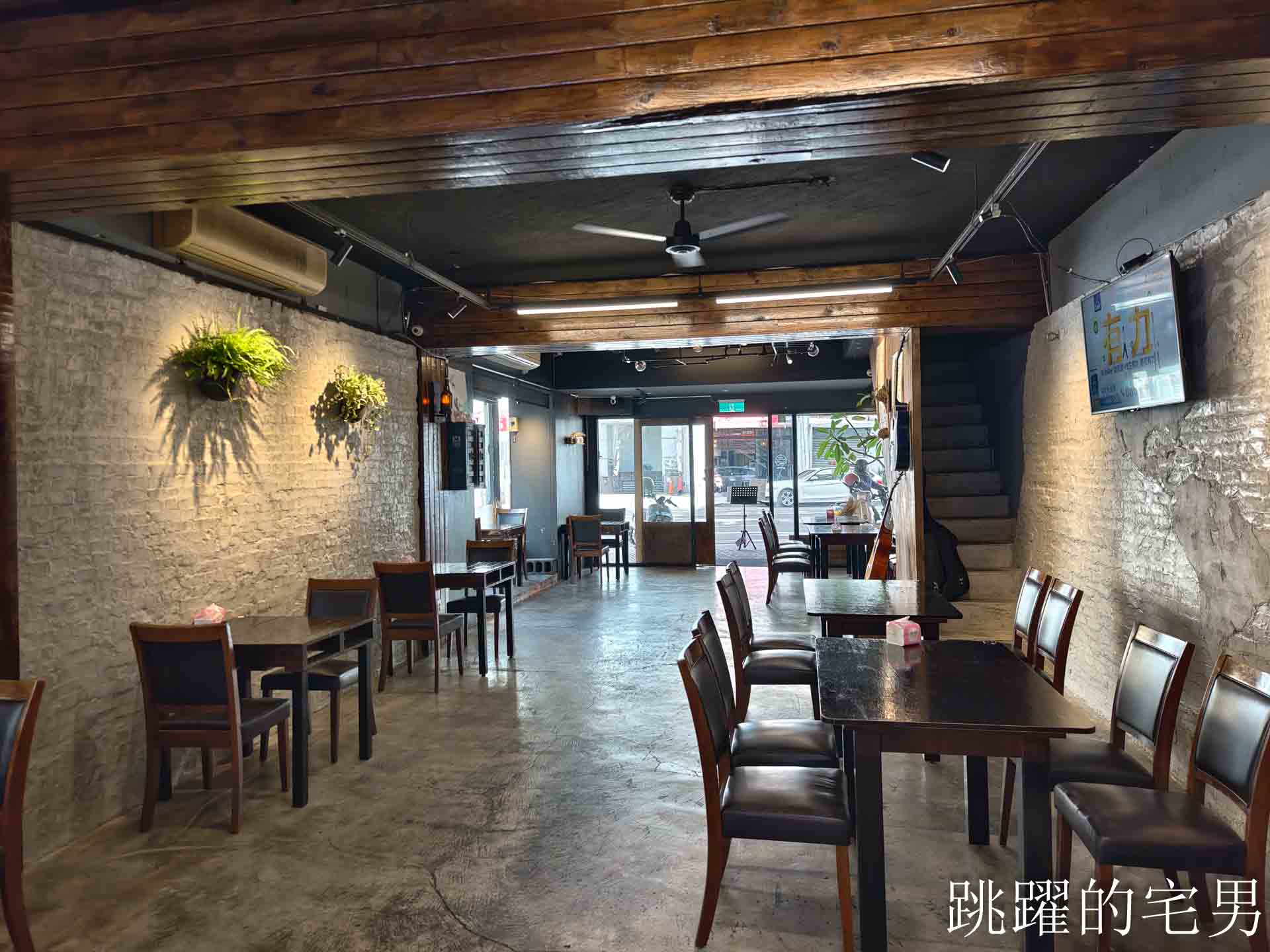 [花蓮美食]川原家眷村小吃-超巨豬腳飯有吃過嗎? 這也太爽了吧! 古早味滷排飯醬香濃郁，中午便當、晚上熱炒合菜