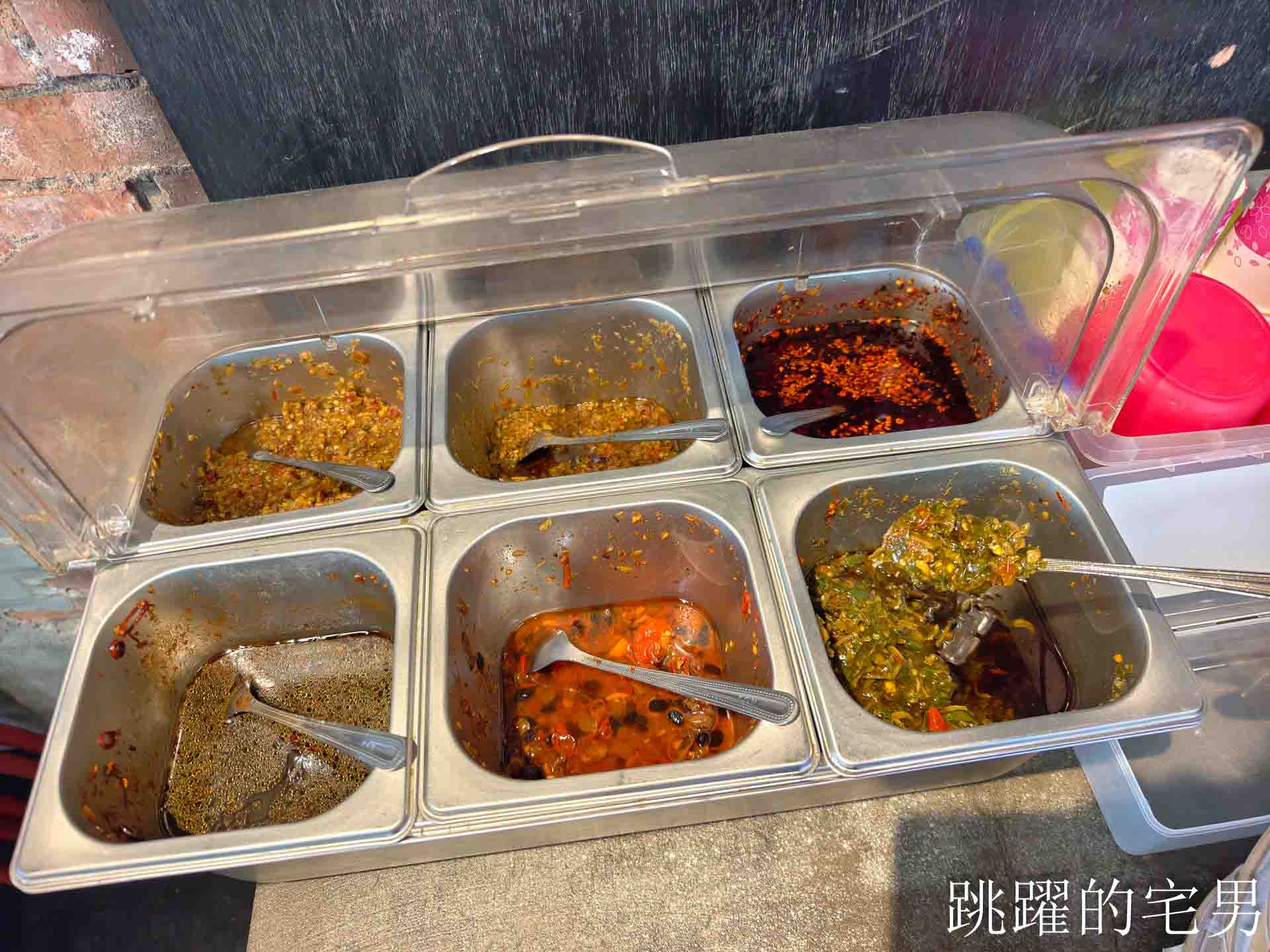 [花蓮美食]川原家眷村小吃-超巨豬腳飯有吃過嗎? 這也太爽了吧! 古早味滷排飯醬香濃郁，中午便當、晚上熱炒合菜