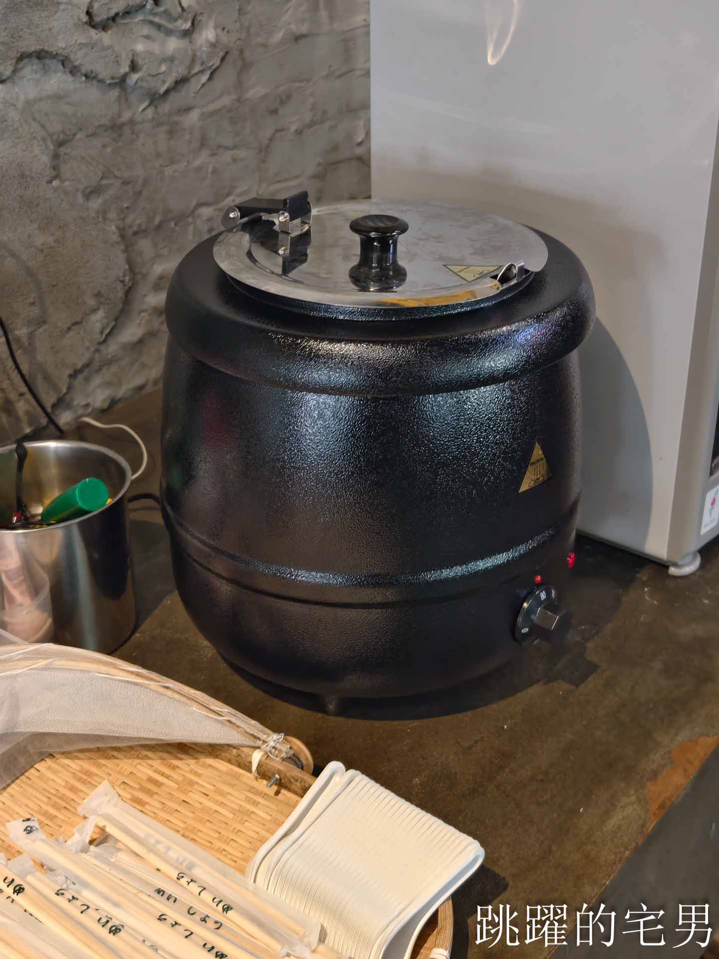 [花蓮美食]川原家眷村小吃-超巨豬腳飯有吃過嗎? 這也太爽了吧! 古早味滷排飯醬香濃郁，中午便當、晚上熱炒合菜