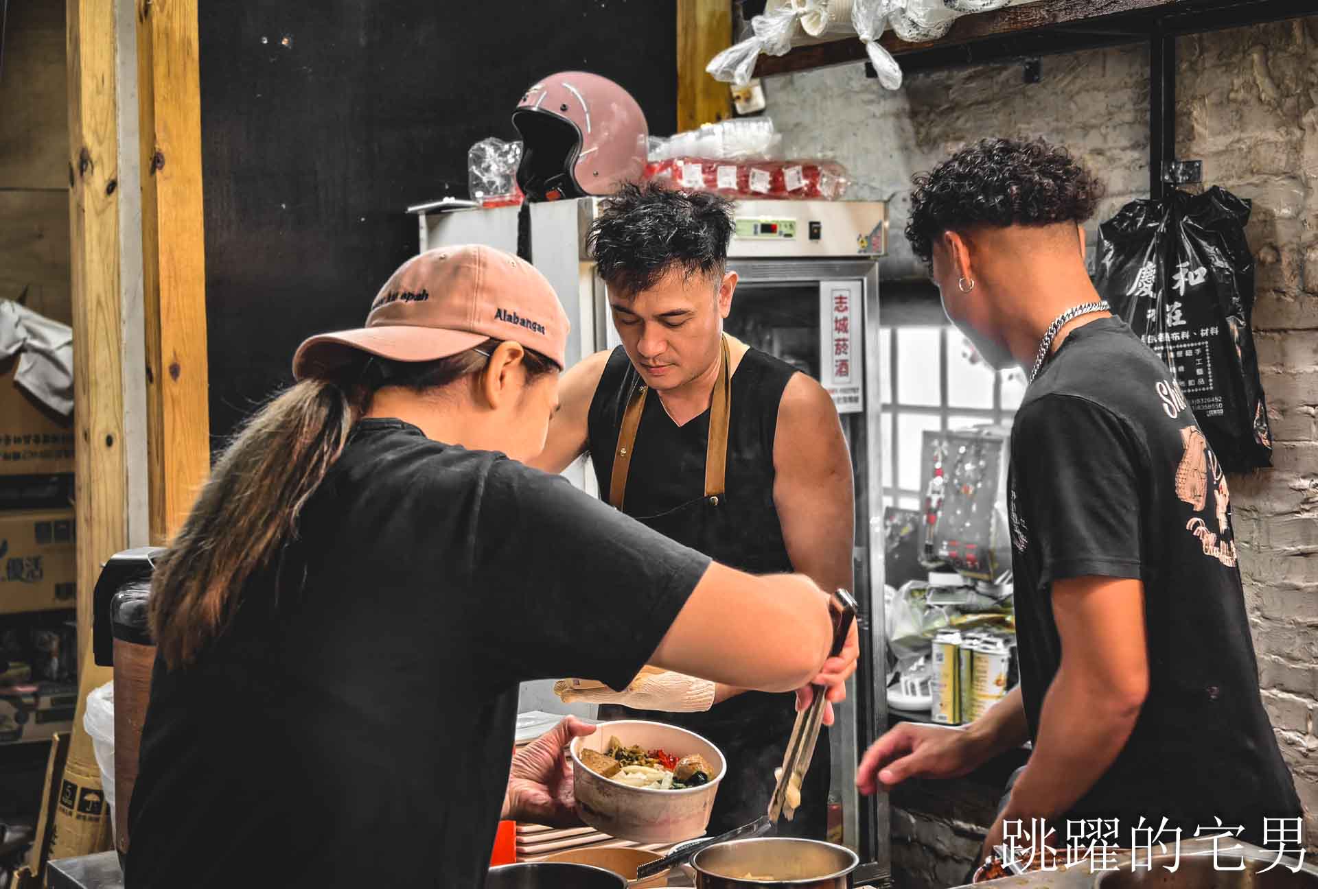 [花蓮美食]川原家眷村小吃-超巨豬腳飯有吃過嗎? 這也太爽了吧! 古早味滷排飯醬香濃郁，中午便當、晚上熱炒合菜