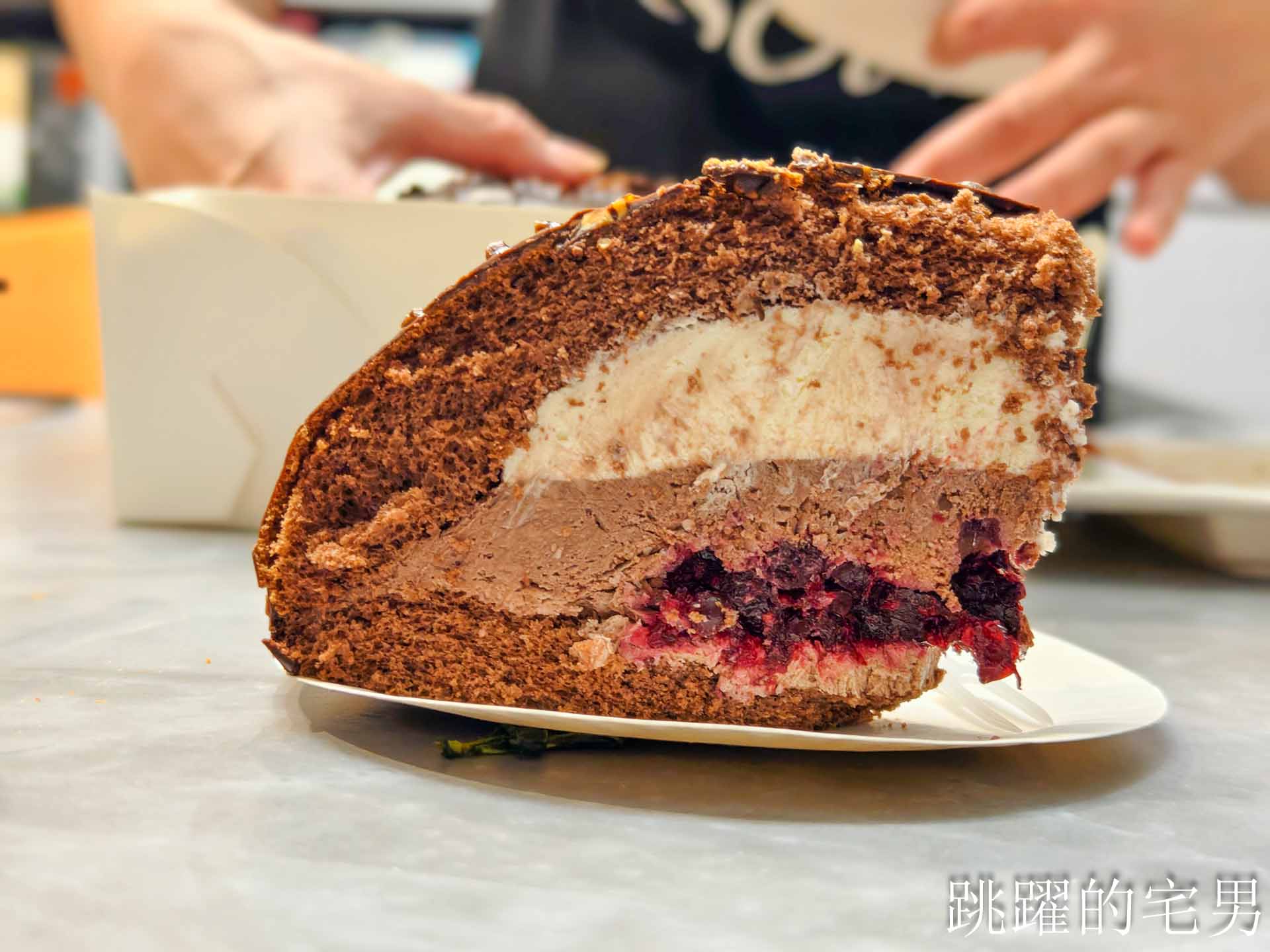 [花蓮甜點]弘宇蛋糕-花蓮蛋糕好吃又實惠，推薦脆皮榛果巧克力蛋糕，肉鬆芋頭蛋糕，鹹甜滋味你愛嗎? 花蓮甜點伴手禮