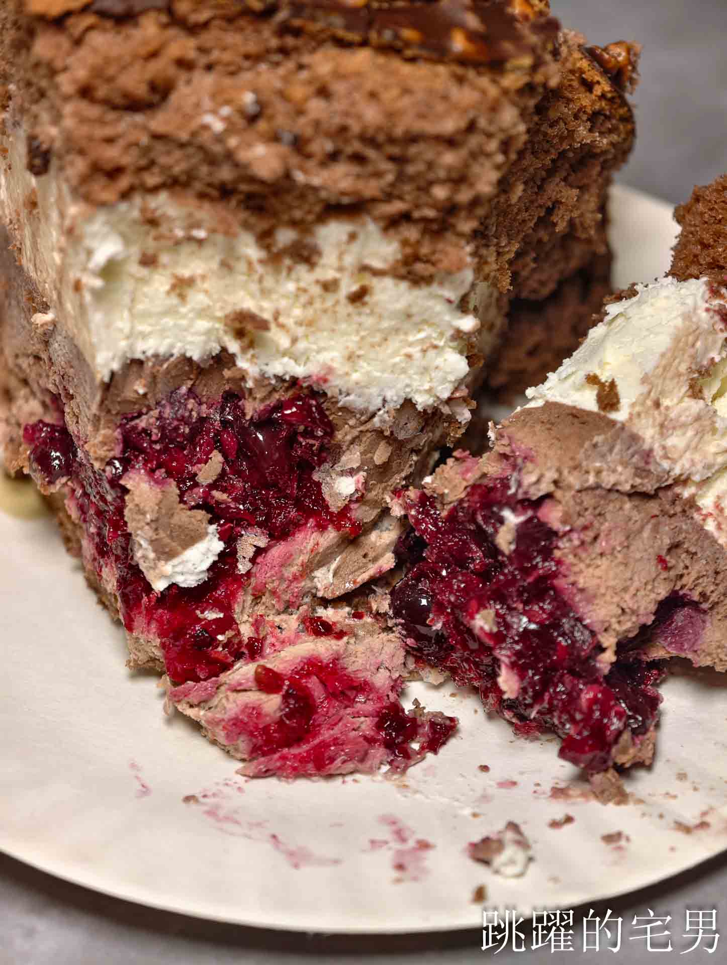 [花蓮甜點]弘宇蛋糕-花蓮蛋糕好吃又實惠，推薦脆皮榛果巧克力蛋糕，肉鬆芋頭蛋糕，鹹甜滋味你愛嗎? 花蓮甜點伴手禮