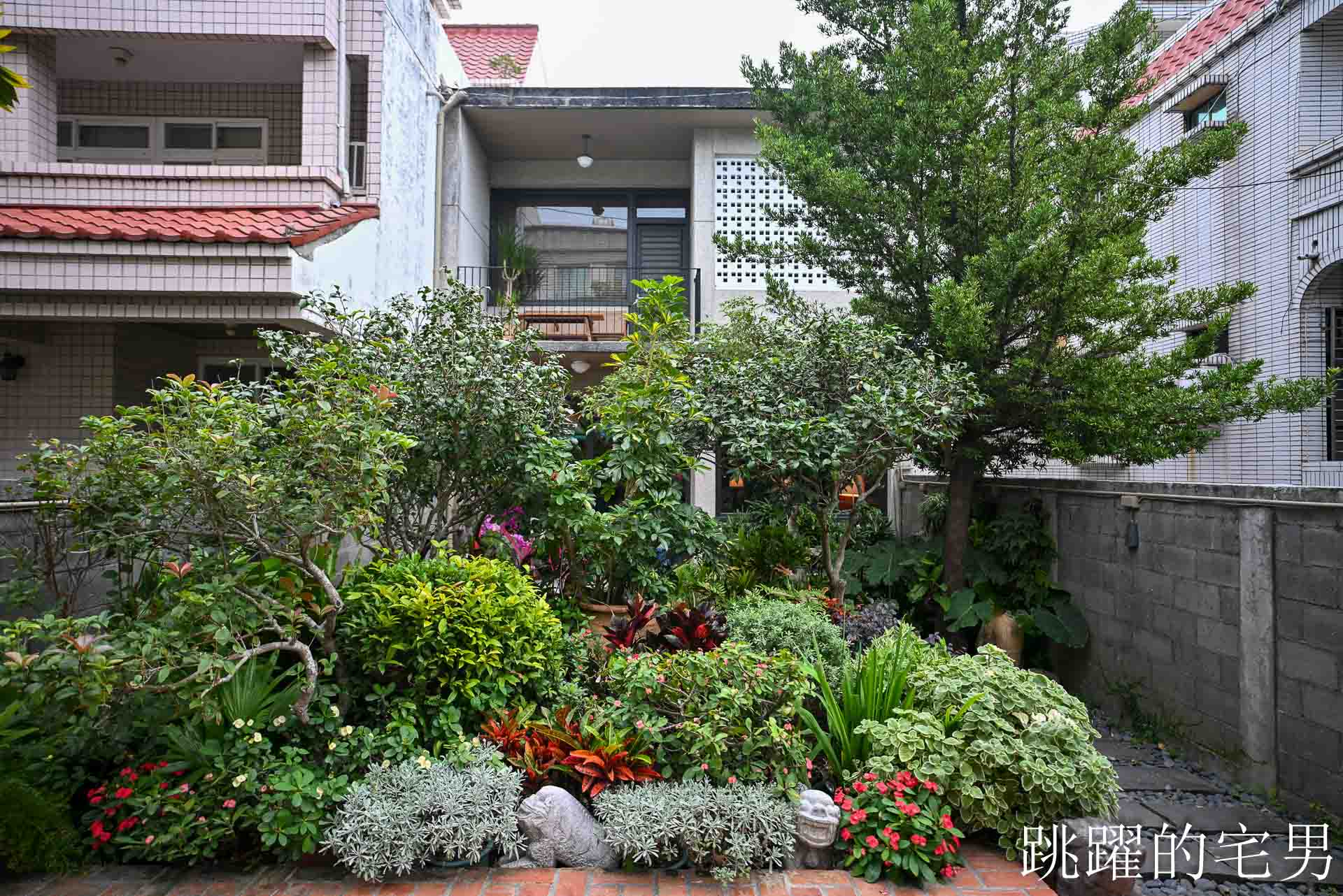 [花蓮酒吧推薦]島東譯電所2.0 : 必去的台灣古物咖啡廳，是用老靈魂在說故事，藏在古物堆裡的微醺時光，從早到晚都能入戲的花蓮老宅咖啡廳