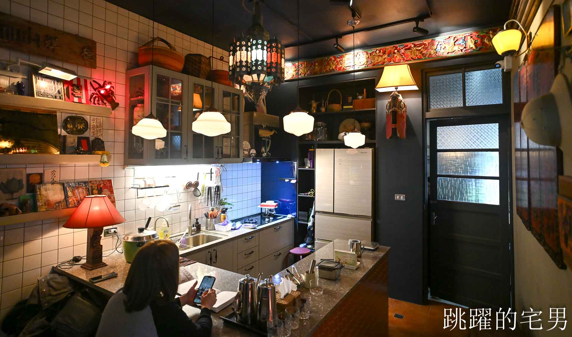 [花蓮酒吧推薦]島東譯電所2.0 : 必去的台灣古物咖啡廳，是用老靈魂在說故事，藏在古物堆裡的微醺時光，從早到晚都能入戲的花蓮老宅咖啡廳