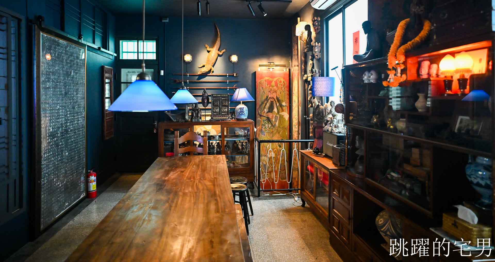 [花蓮酒吧推薦]島東譯電所2.0 : 必去的台灣古物咖啡廳，是用老靈魂在說故事，藏在古物堆裡的微醺時光，從早到晚都能入戲的花蓮老宅咖啡廳