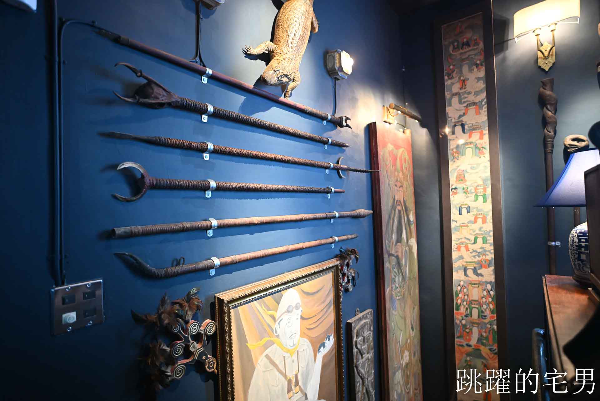 [花蓮酒吧推薦]島東譯電所2.0 : 必去的台灣古物咖啡廳，是用老靈魂在說故事，藏在古物堆裡的微醺時光，從早到晚都能入戲的花蓮老宅咖啡廳