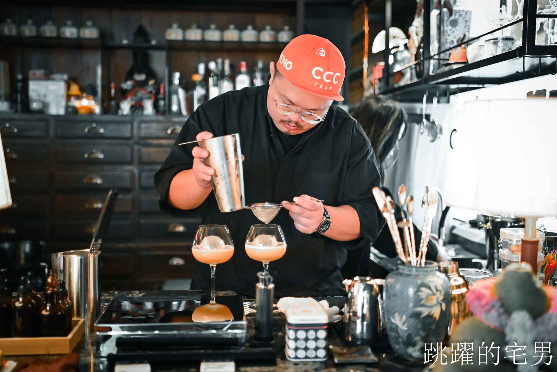 [花蓮酒吧推薦]島東譯電所2.0 : 必去的台灣古物咖啡廳，是用老靈魂在說故事，藏在古物堆裡的微醺時光，從早到晚都能入戲的花蓮老宅咖啡廳