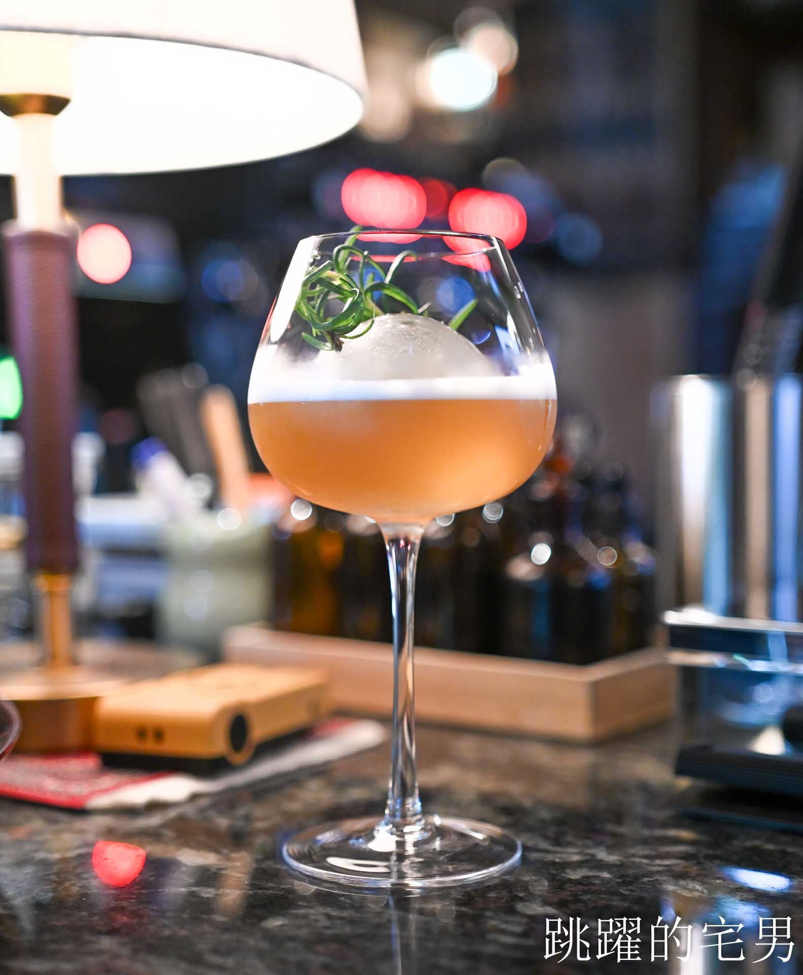 [花蓮酒吧推薦]島東譯電所2.0 : 必去的台灣古物咖啡廳，是用老靈魂在說故事，藏在古物堆裡的微醺時光，從早到晚都能入戲的花蓮老宅咖啡廳