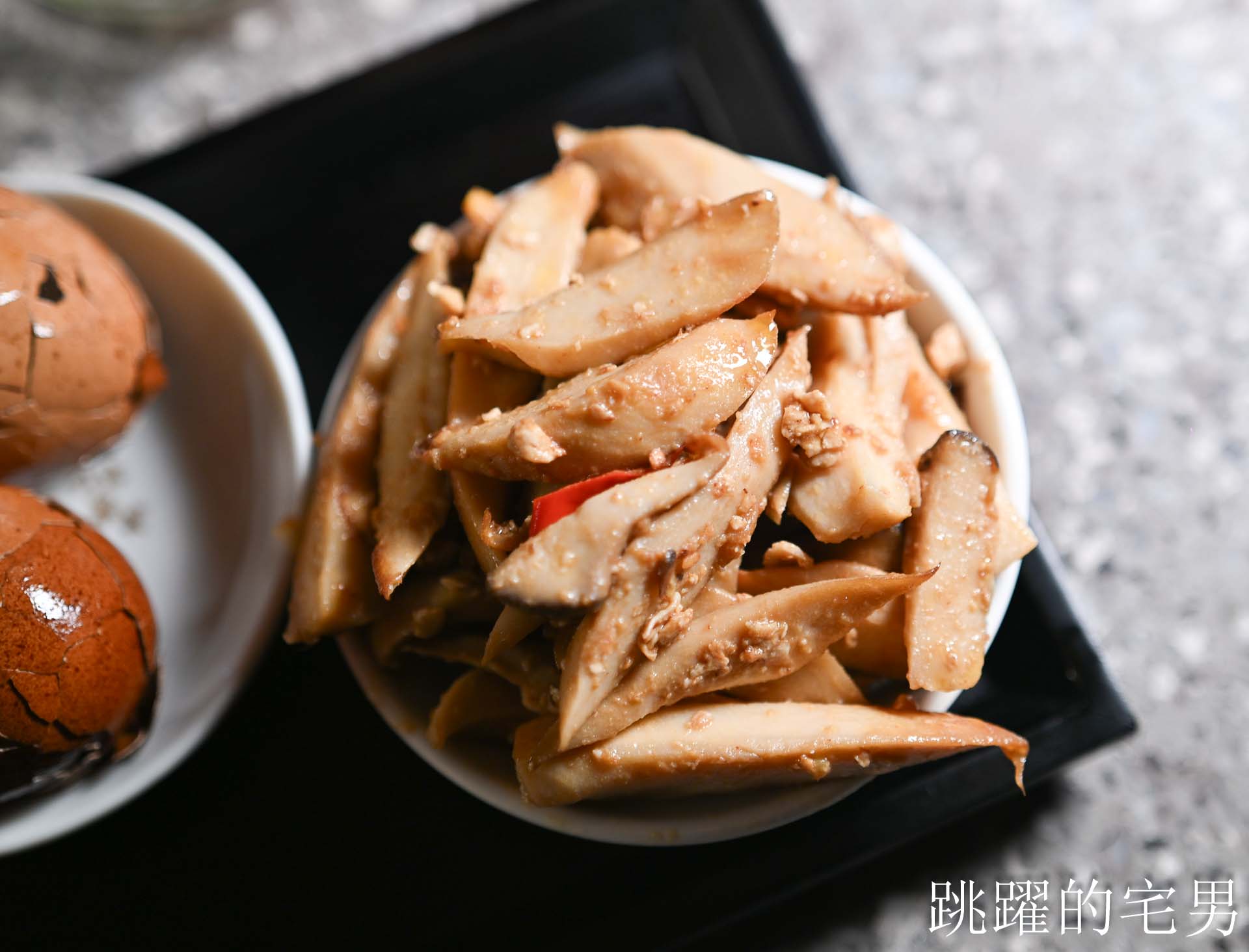 [花蓮酒吧推薦]島東譯電所2.0 : 必去的台灣古物咖啡廳，是用老靈魂在說故事，藏在古物堆裡的微醺時光，從早到晚都能入戲的花蓮老宅咖啡廳