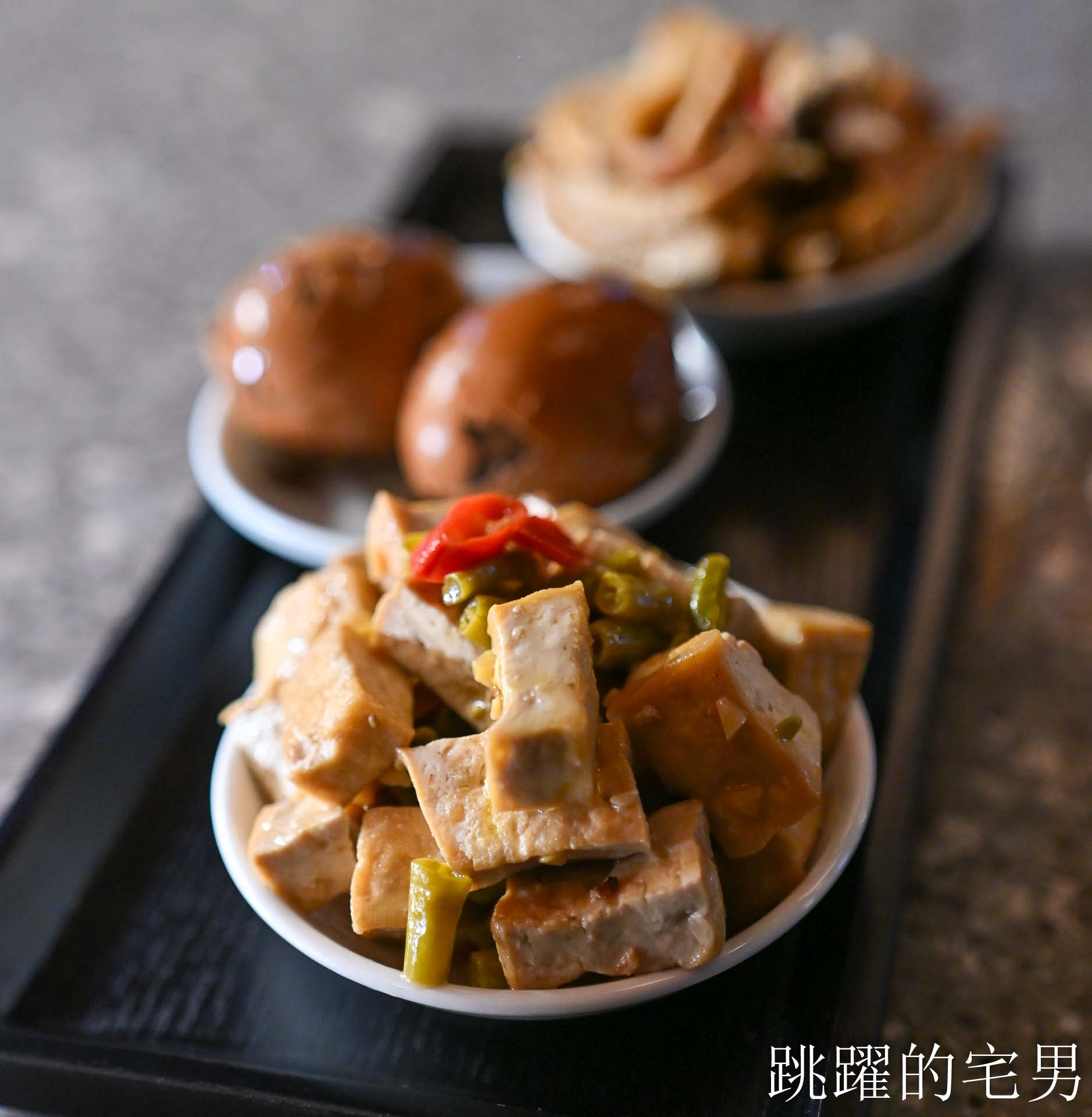 [花蓮酒吧推薦]島東譯電所2.0 : 必去的台灣古物咖啡廳，是用老靈魂在說故事，藏在古物堆裡的微醺時光，從早到晚都能入戲的花蓮老宅咖啡廳