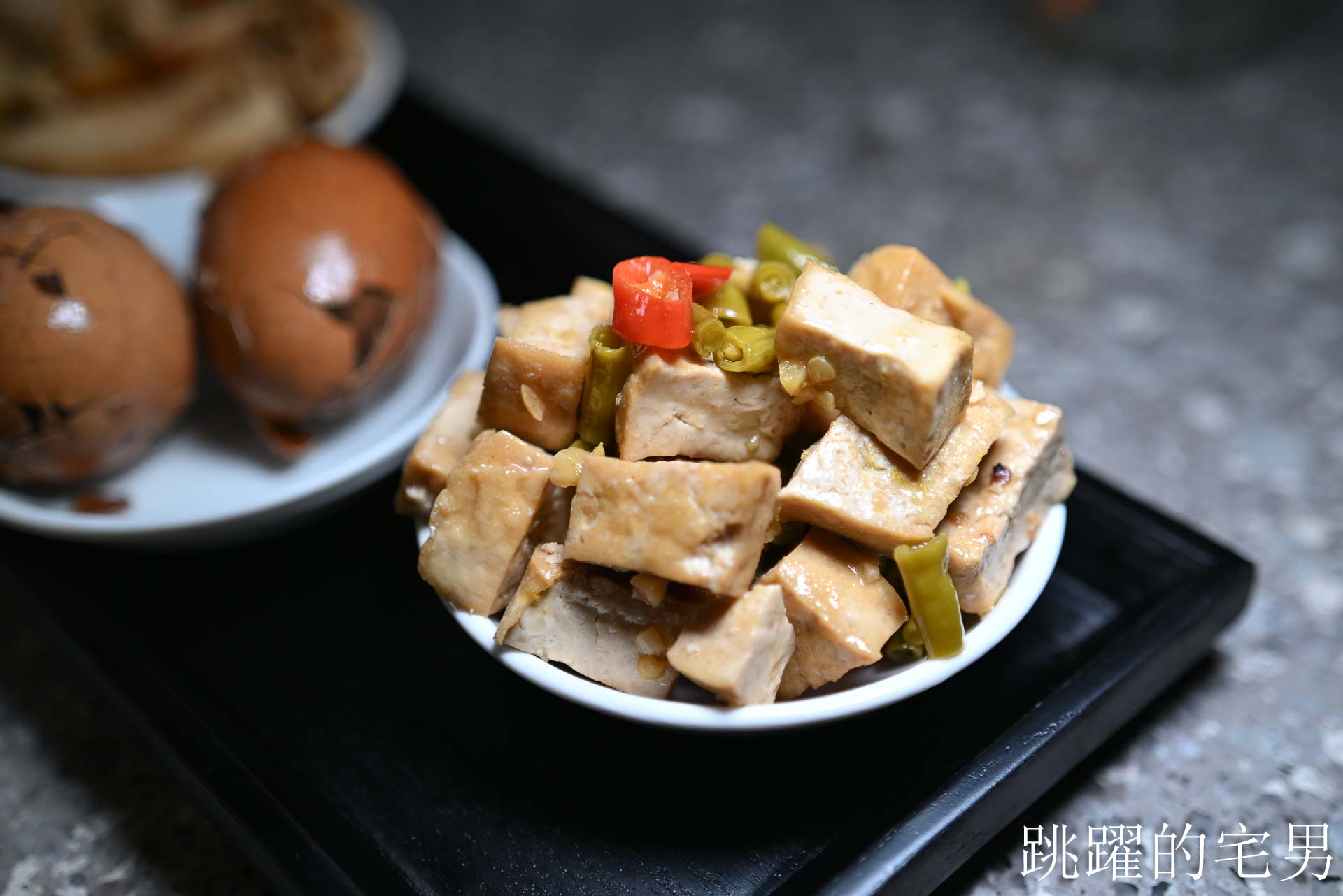 [花蓮酒吧推薦]島東譯電所2.0 : 必去的台灣古物咖啡廳，是用老靈魂在說故事，藏在古物堆裡的微醺時光，從早到晚都能入戲的花蓮老宅咖啡廳