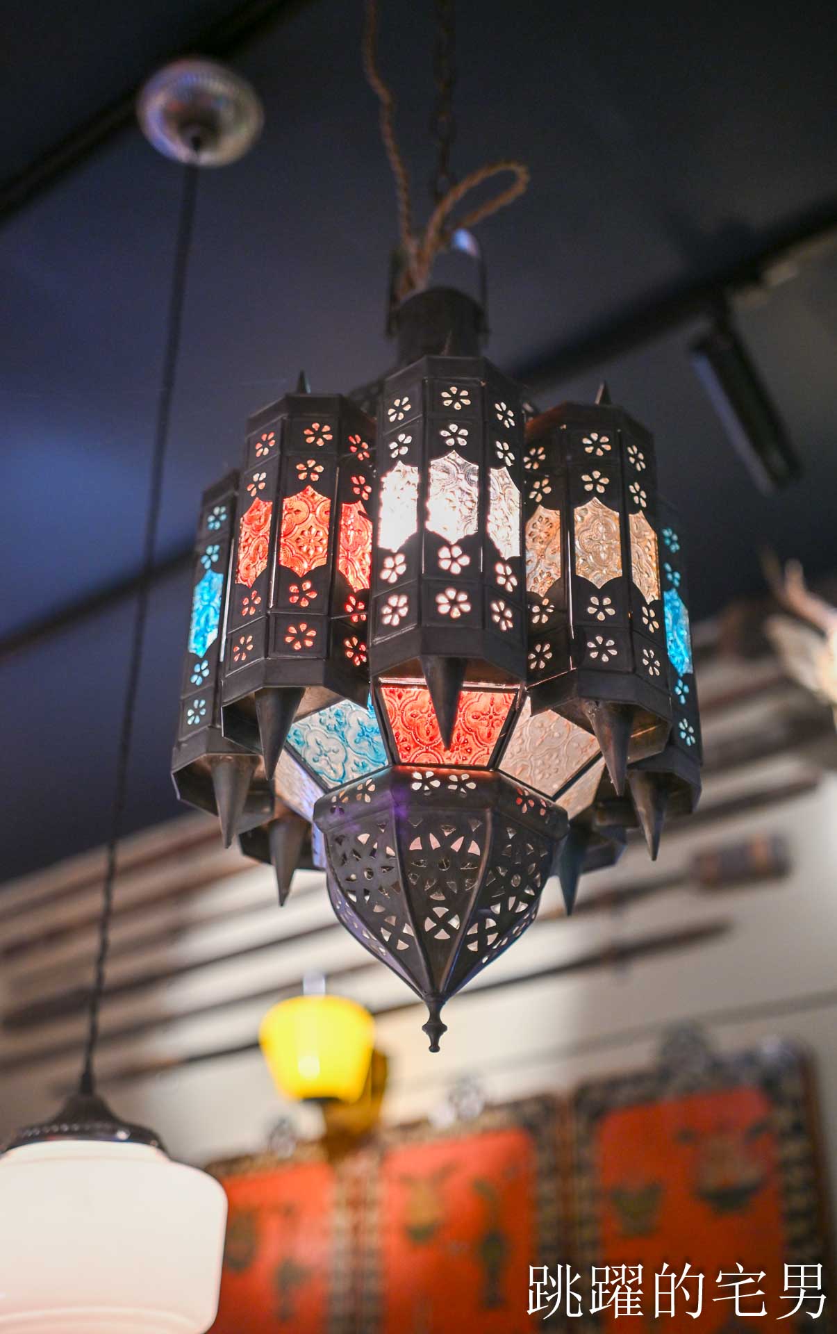 [花蓮酒吧推薦]島東譯電所2.0 : 必去的台灣古物咖啡廳，是用老靈魂在說故事，藏在古物堆裡的微醺時光，從早到晚都能入戲的花蓮老宅咖啡廳