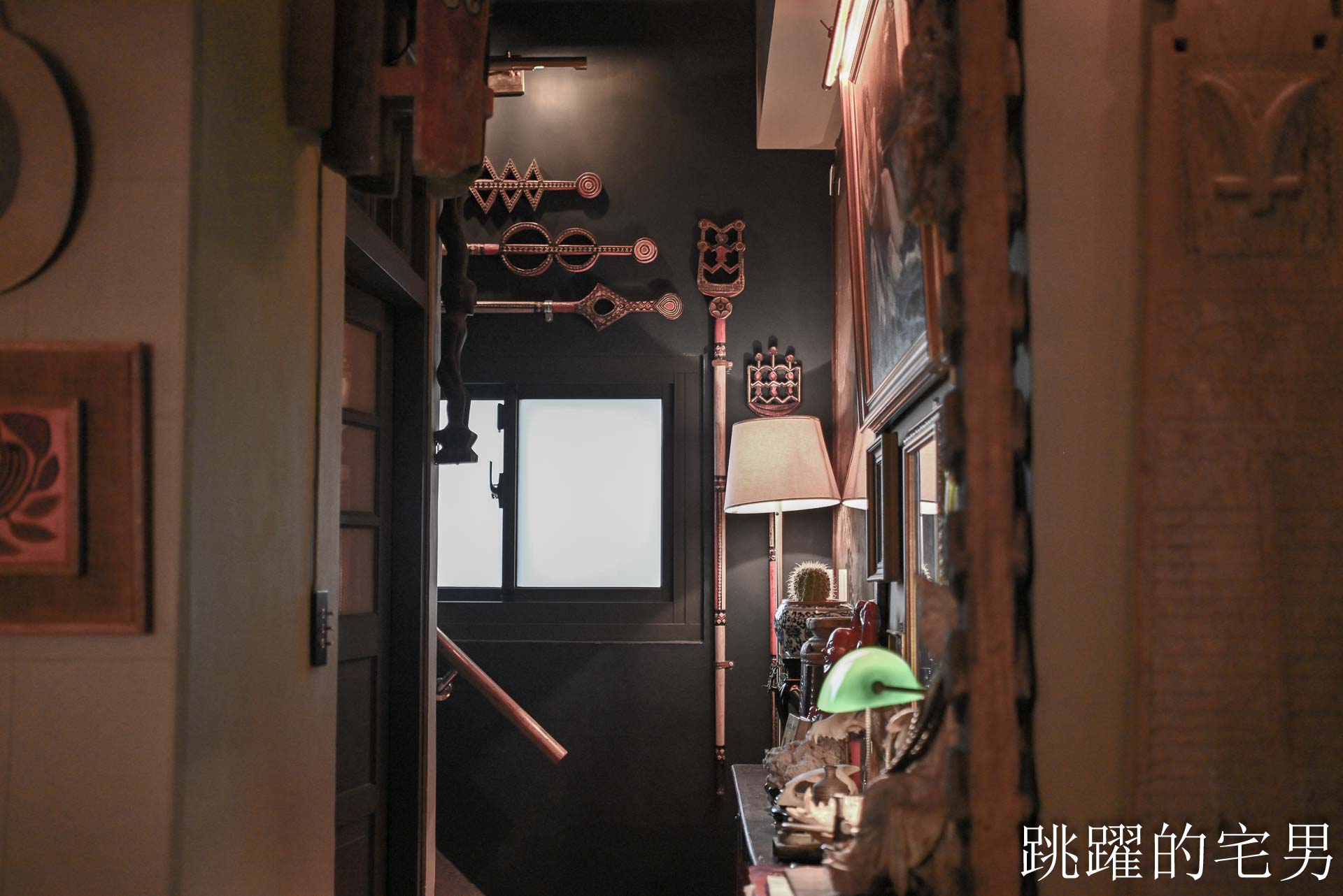 [花蓮酒吧推薦]島東譯電所2.0 : 必去的台灣古物咖啡廳，是用老靈魂在說故事，藏在古物堆裡的微醺時光，從早到晚都能入戲的花蓮老宅咖啡廳