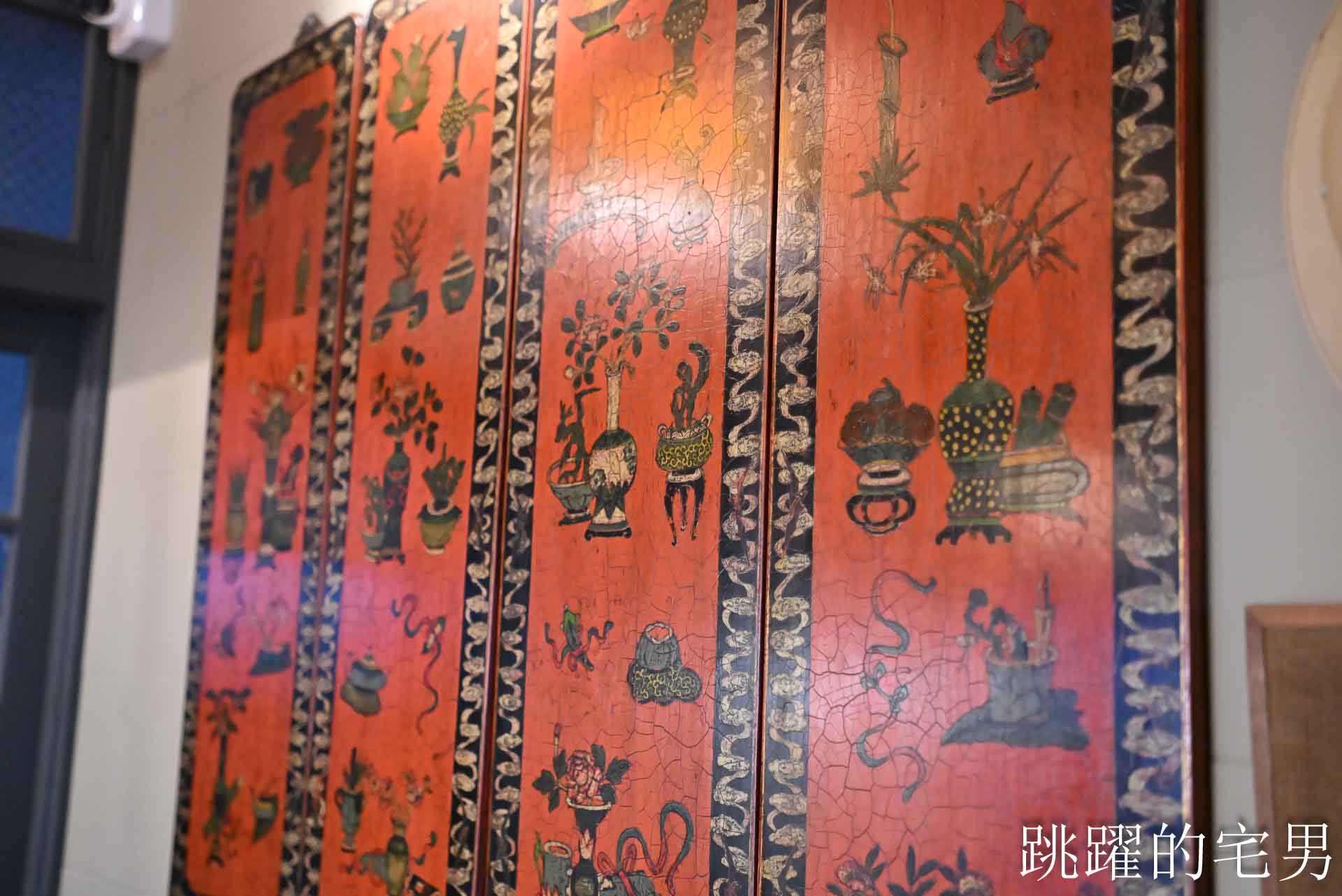 [花蓮酒吧推薦]島東譯電所2.0 : 必去的台灣古物咖啡廳，是用老靈魂在說故事，藏在古物堆裡的微醺時光，從早到晚都能入戲的花蓮老宅咖啡廳