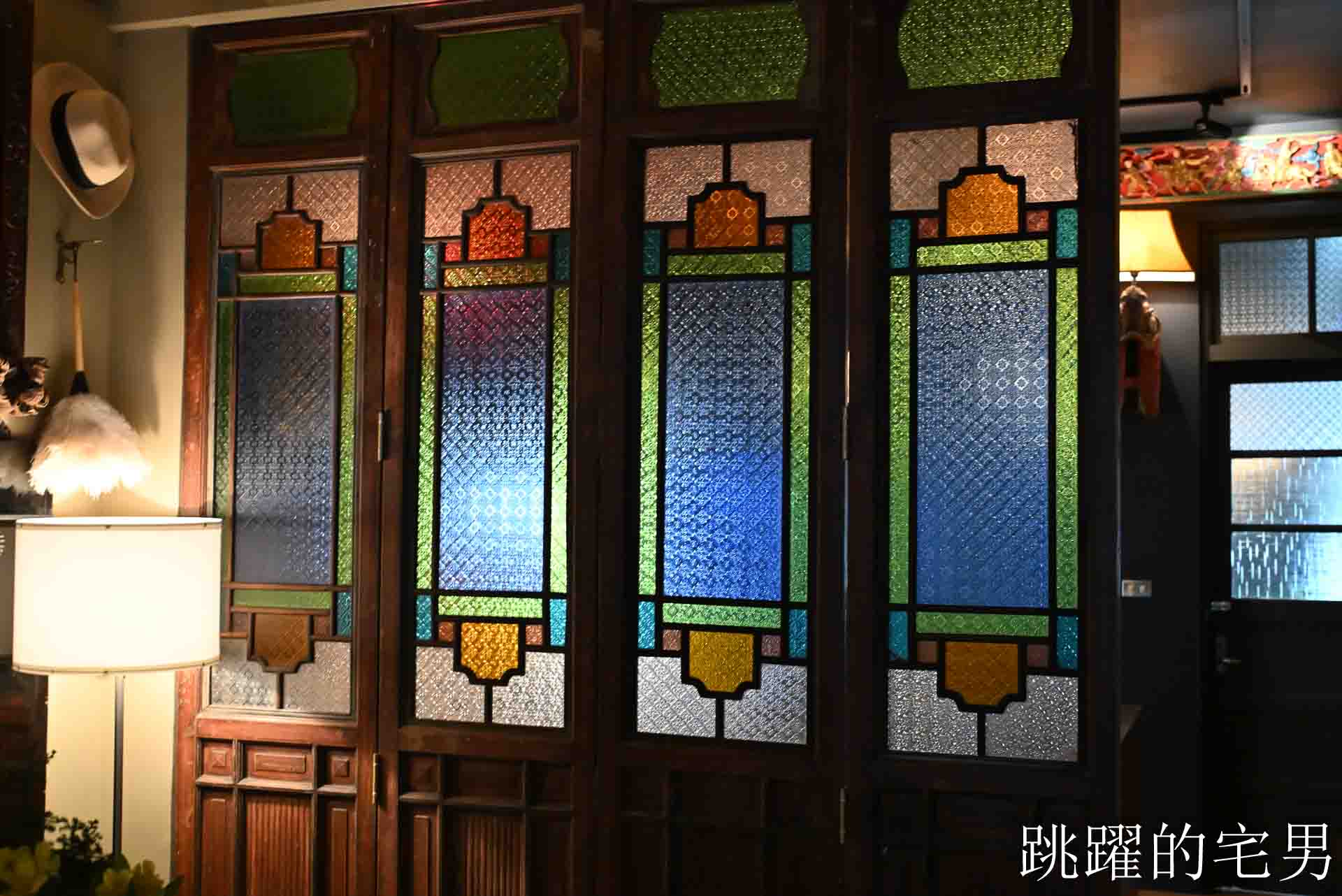 [花蓮酒吧推薦]島東譯電所2.0 : 必去的台灣古物咖啡廳，是用老靈魂在說故事，藏在古物堆裡的微醺時光，從早到晚都能入戲的花蓮老宅咖啡廳