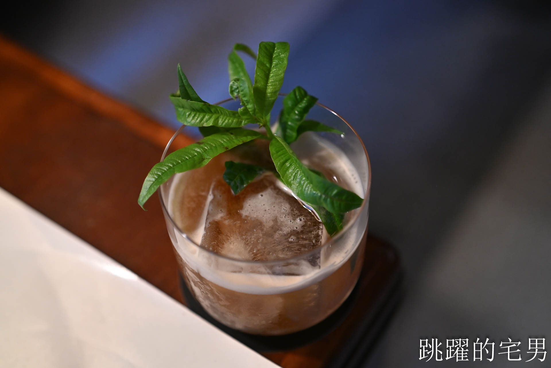 [花蓮酒吧推薦]島東譯電所2.0 : 必去的台灣古物咖啡廳，是用老靈魂在說故事，藏在古物堆裡的微醺時光，從早到晚都能入戲的花蓮老宅咖啡廳