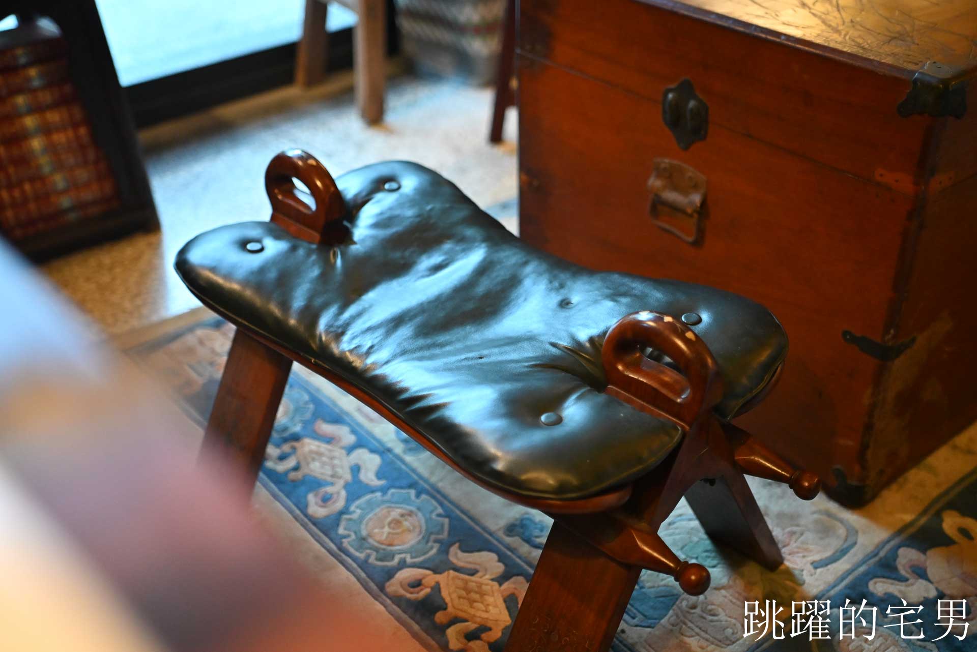 [花蓮酒吧推薦]島東譯電所2.0 : 必去的台灣古物咖啡廳，是用老靈魂在說故事，藏在古物堆裡的微醺時光，從早到晚都能入戲的花蓮老宅咖啡廳