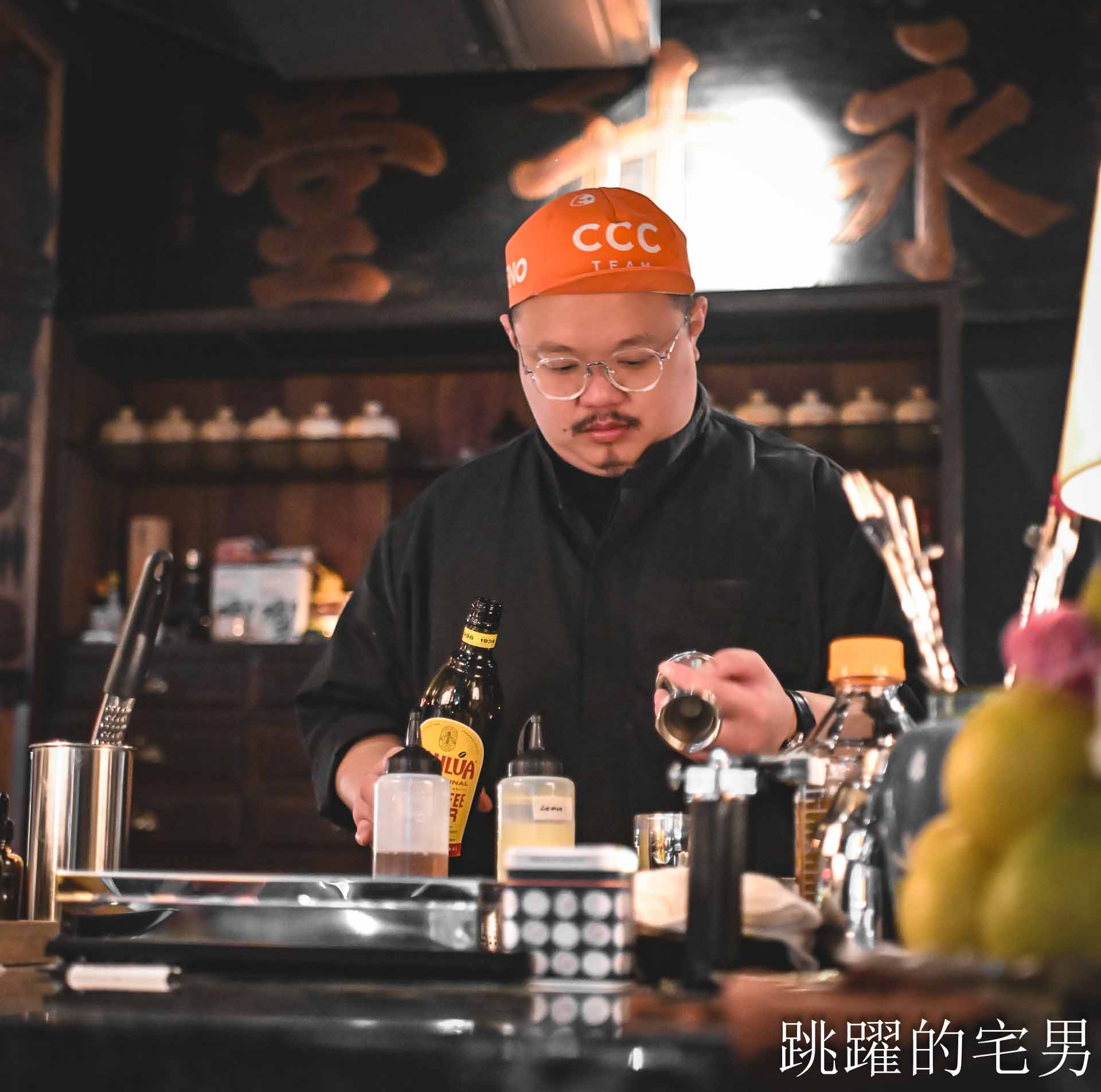 [花蓮酒吧推薦]島東譯電所2.0 : 必去的台灣古物咖啡廳，是用老靈魂在說故事，藏在古物堆裡的微醺時光，從早到晚都能入戲的花蓮老宅咖啡廳