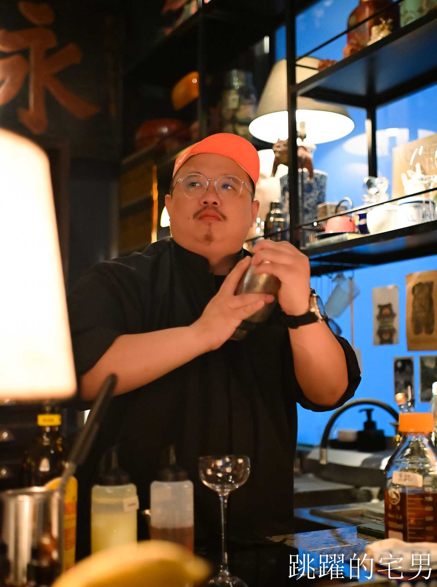 [花蓮酒吧推薦]島東譯電所2.0 : 必去的台灣古物咖啡廳，是用老靈魂在說故事，藏在古物堆裡的微醺時光，從早到晚都能入戲的花蓮老宅咖啡廳