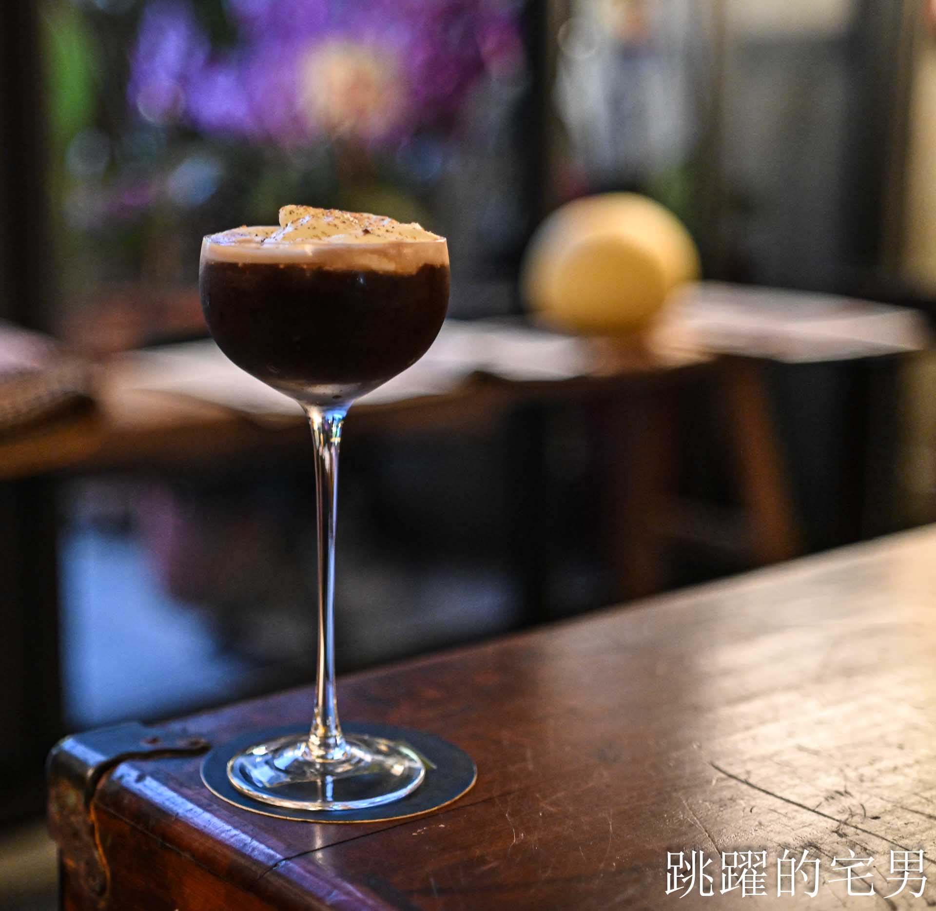 [花蓮酒吧推薦]島東譯電所2.0 : 必去的台灣古物咖啡廳，是用老靈魂在說故事，藏在古物堆裡的微醺時光，從早到晚都能入戲的花蓮老宅咖啡廳