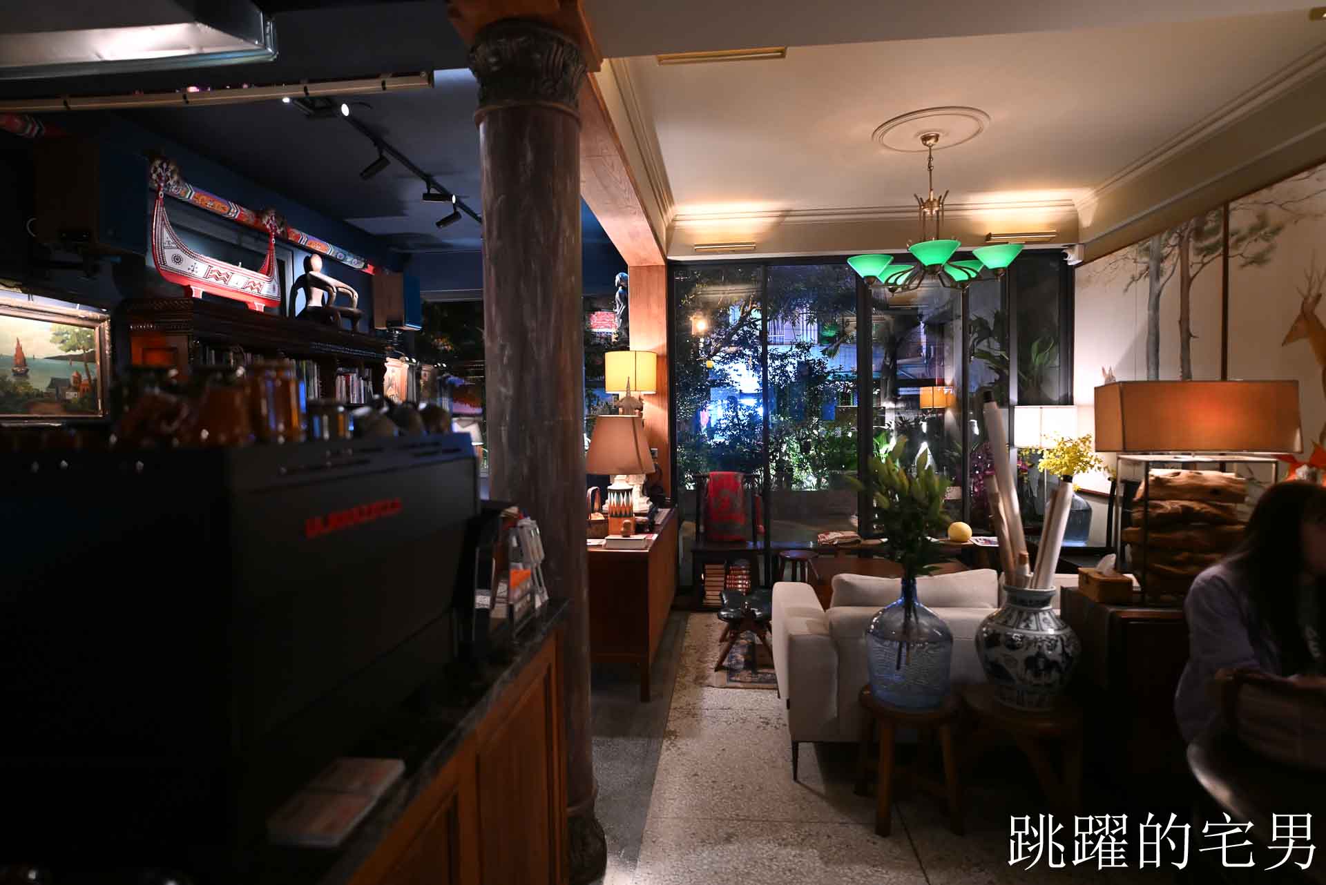 [花蓮酒吧推薦]島東譯電所2.0 : 必去的台灣古物咖啡廳，是用老靈魂在說故事，藏在古物堆裡的微醺時光，從早到晚都能入戲的花蓮老宅咖啡廳