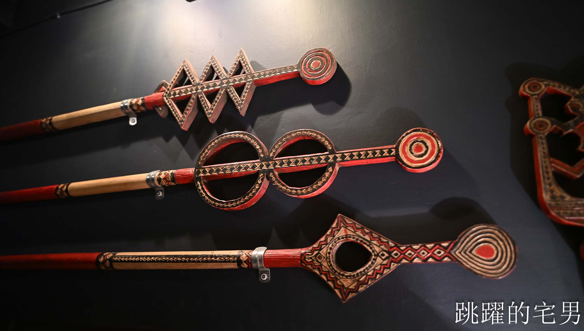 [花蓮酒吧推薦]島東譯電所2.0 : 必去的台灣古物咖啡廳，是用老靈魂在說故事，藏在古物堆裡的微醺時光，從早到晚都能入戲的花蓮老宅咖啡廳