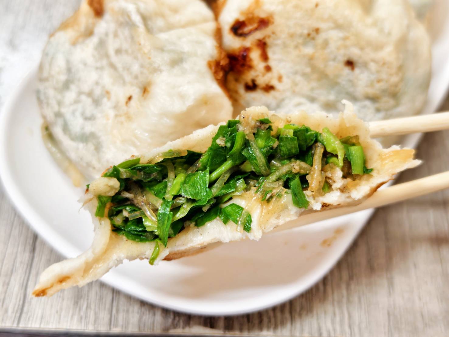 [花蓮早餐]中華水煎包-這家花蓮水煎包韭菜滋味十足深得我心，鍋貼、高麗菜蛋餅、蘿蔔糕、蔥抓餅、連大腸麵線都有