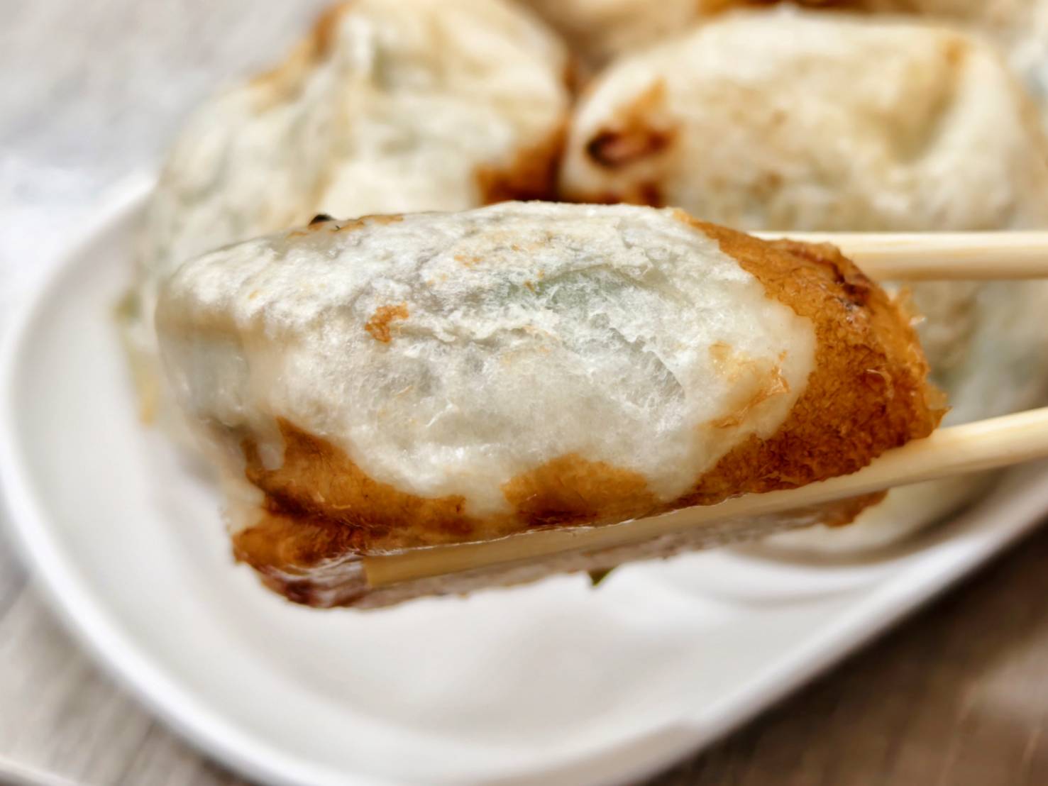 [花蓮早餐]中華水煎包-這家花蓮水煎包韭菜滋味十足深得我心，鍋貼、高麗菜蛋餅、蘿蔔糕、蔥抓餅、連大腸麵線都有