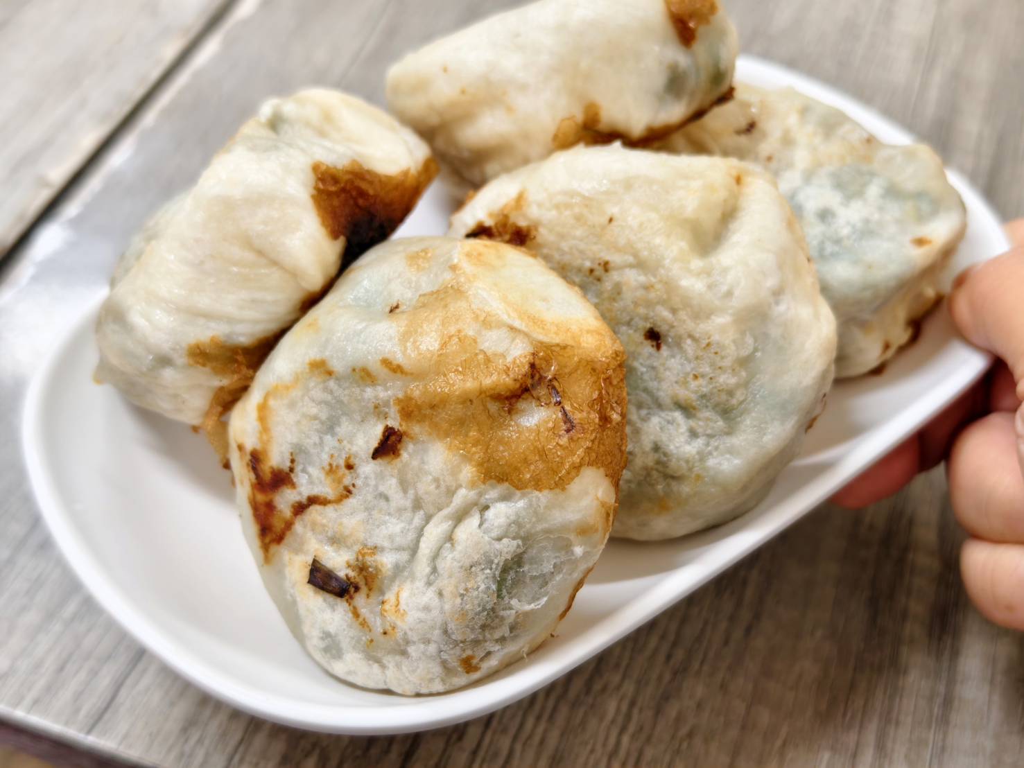 [花蓮早餐]中華水煎包-這家花蓮水煎包韭菜滋味十足深得我心，鍋貼、高麗菜蛋餅、蘿蔔糕、蔥抓餅、連大腸麵線都有