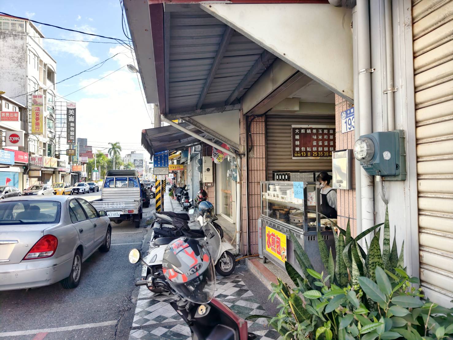 [花蓮早餐]中華水煎包-這家花蓮水煎包韭菜滋味十足深得我心，鍋貼、高麗菜蛋餅、蘿蔔糕、蔥抓餅、連大腸麵線都有