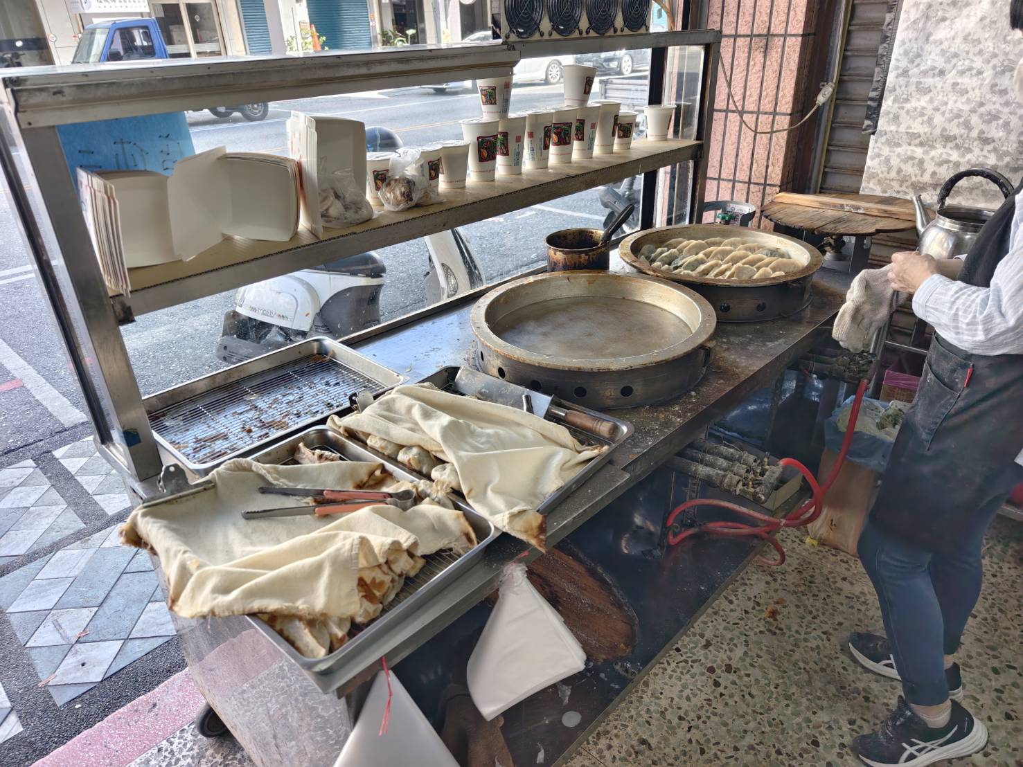 [花蓮早餐]中華水煎包-這家花蓮水煎包韭菜滋味十足深得我心，鍋貼、高麗菜蛋餅、蘿蔔糕、蔥抓餅、連大腸麵線都有