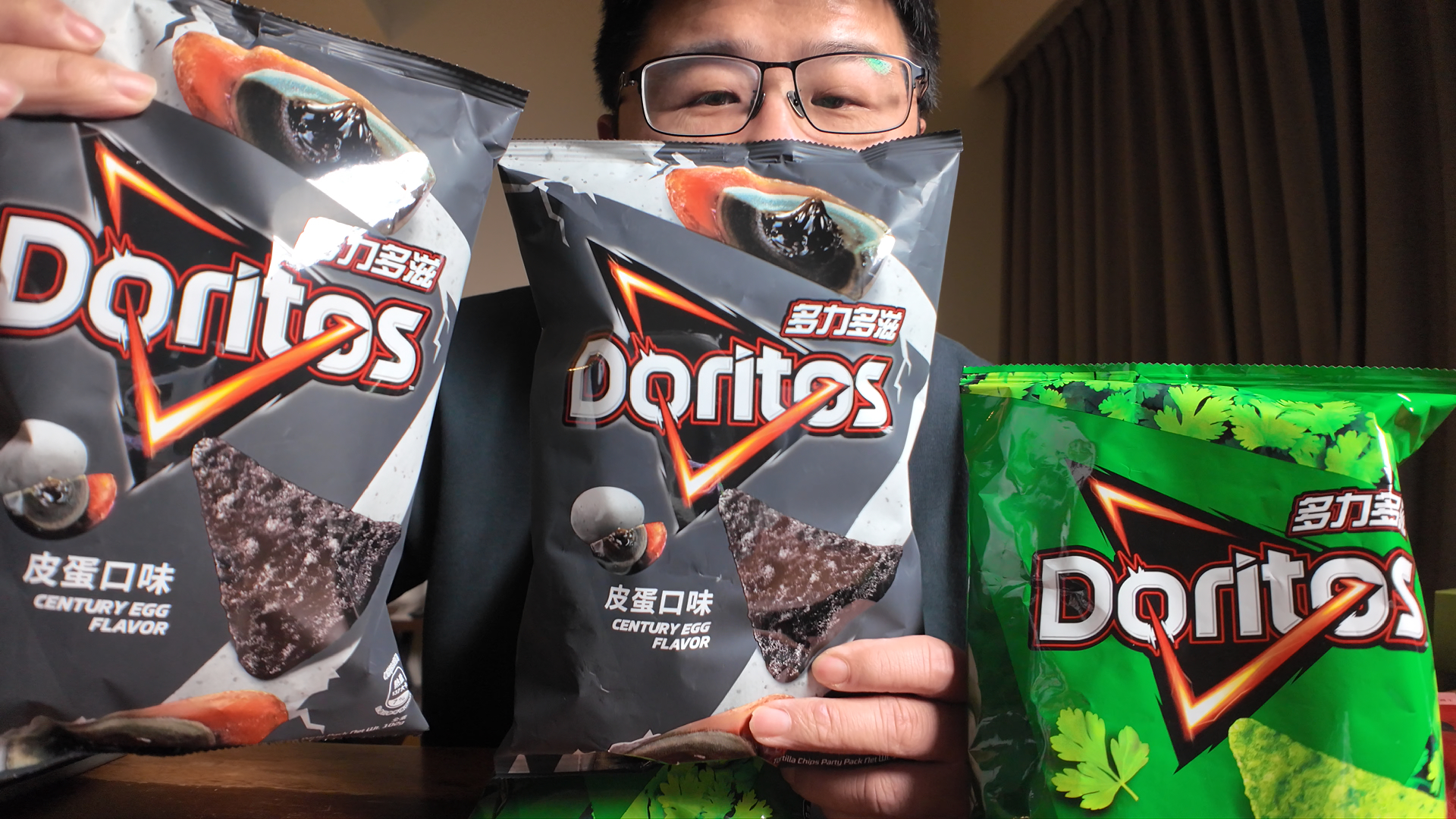 [7-11新品開箱] 台灣零食沒極限，皮蛋香菜多力多滋 太狂了，加上香菜一起吃會怎樣呢?