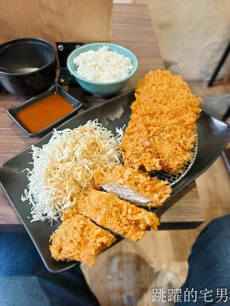 [公館美食]大盛豬排專門店-中正區超狂豬排推薦! 份量大到嚇人，外酥內嫩無腥味，排隊也甘願!