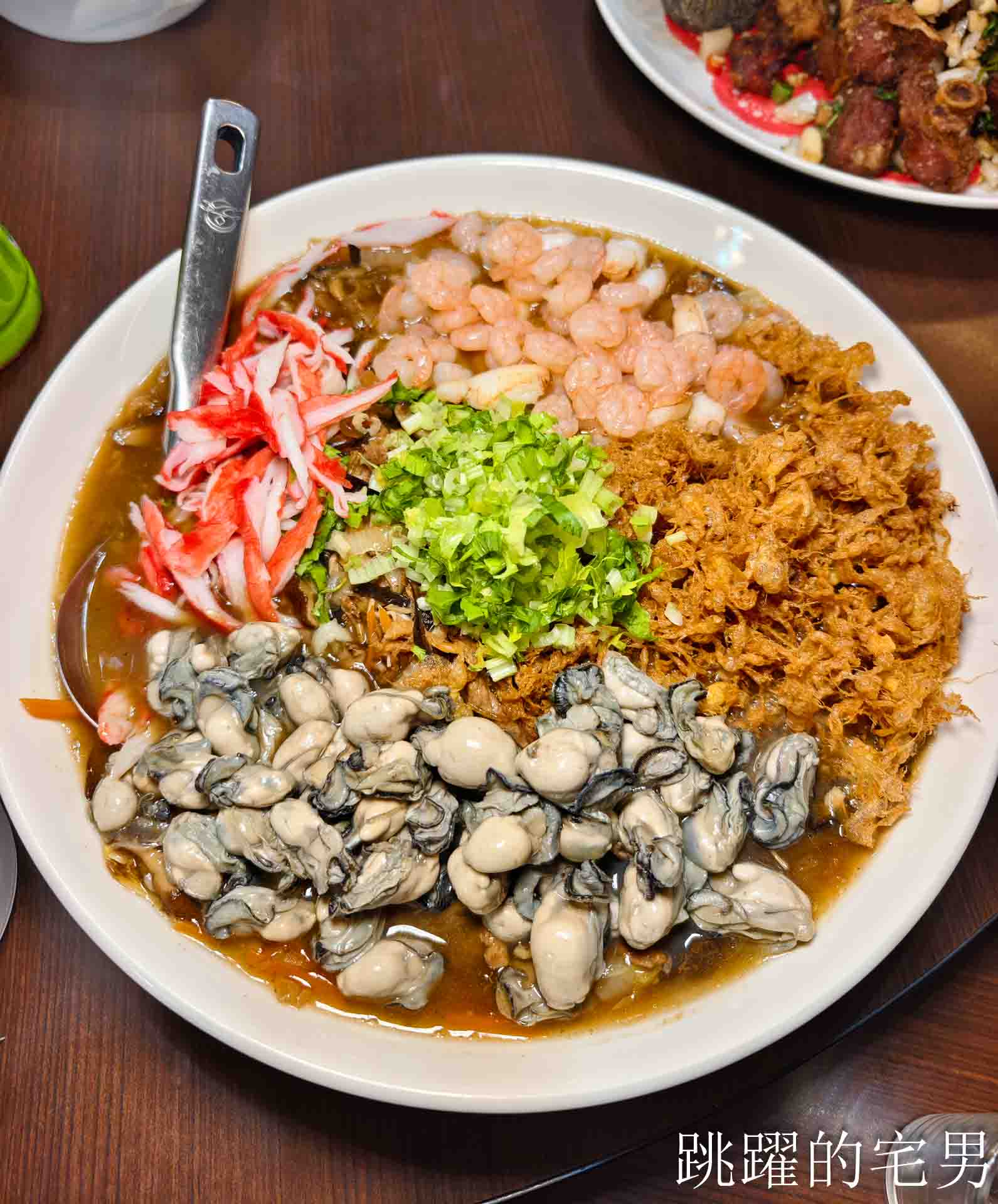 [花蓮美食]三訪外婆家餐館(預約制)- 花蓮無菜單料理高C/P值份量足，大陳炊飯很鮮美，海景西魯肉有夠爽，椒鹽炸豬腳超Q彈，佛心開瓶費旁邊有大停車場超方便，花蓮聚餐餐廳推薦