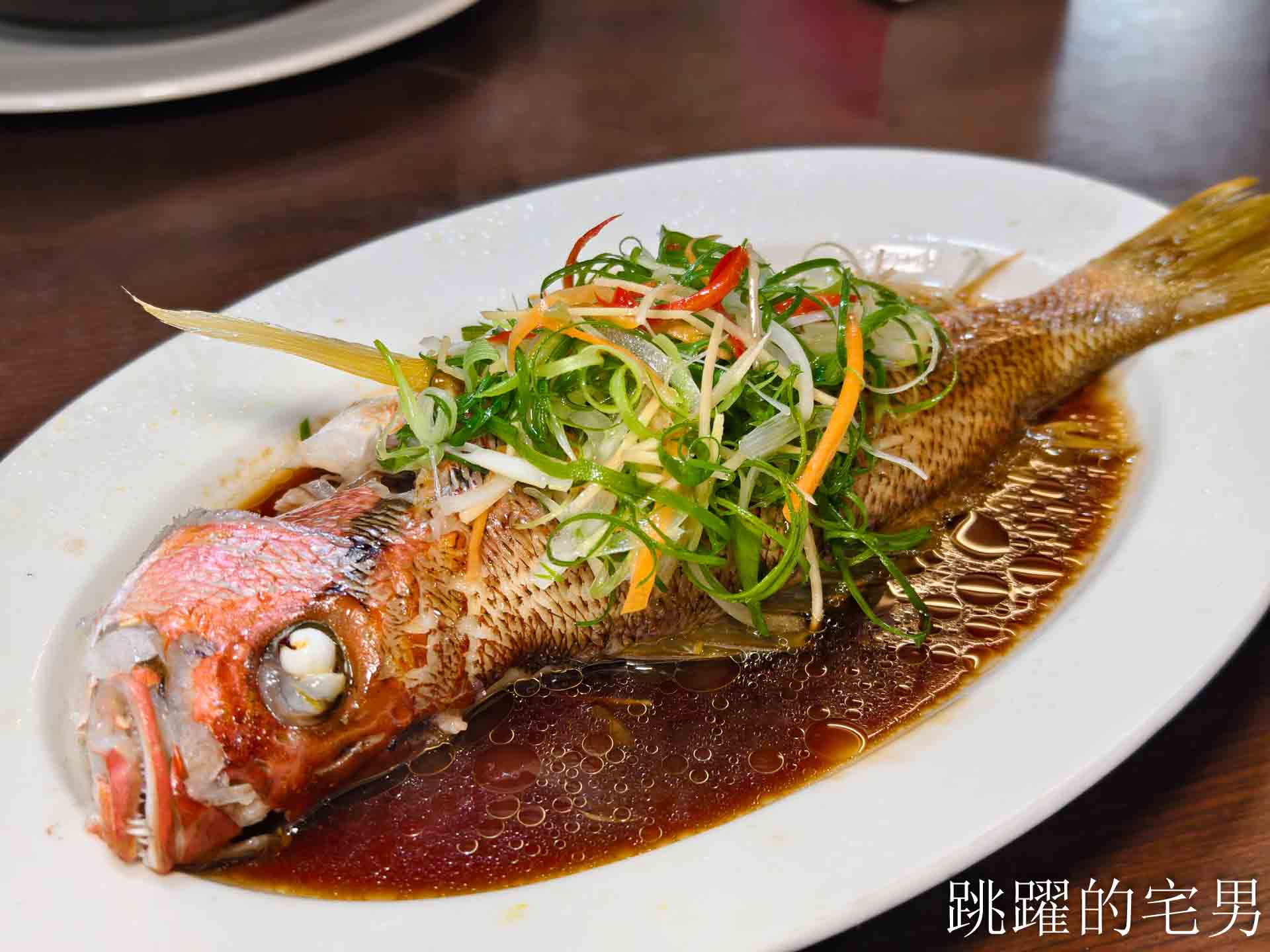 [花蓮美食]三訪外婆家餐館(預約制)- 花蓮無菜單料理高C/P值份量足，大陳炊飯很鮮美，海景西魯肉有夠爽，椒鹽炸豬腳超Q彈，佛心開瓶費旁邊有大停車場超方便，花蓮聚餐餐廳推薦
