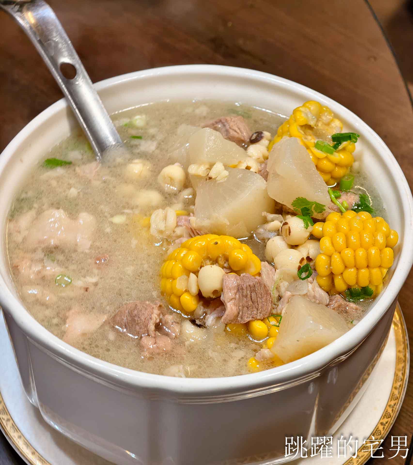 [花蓮美食]三訪外婆家餐館(預約制)- 花蓮無菜單料理高C/P值份量足，大陳炊飯很鮮美，海景西魯肉有夠爽，椒鹽炸豬腳超Q彈，佛心開瓶費旁邊有大停車場超方便，花蓮聚餐餐廳推薦