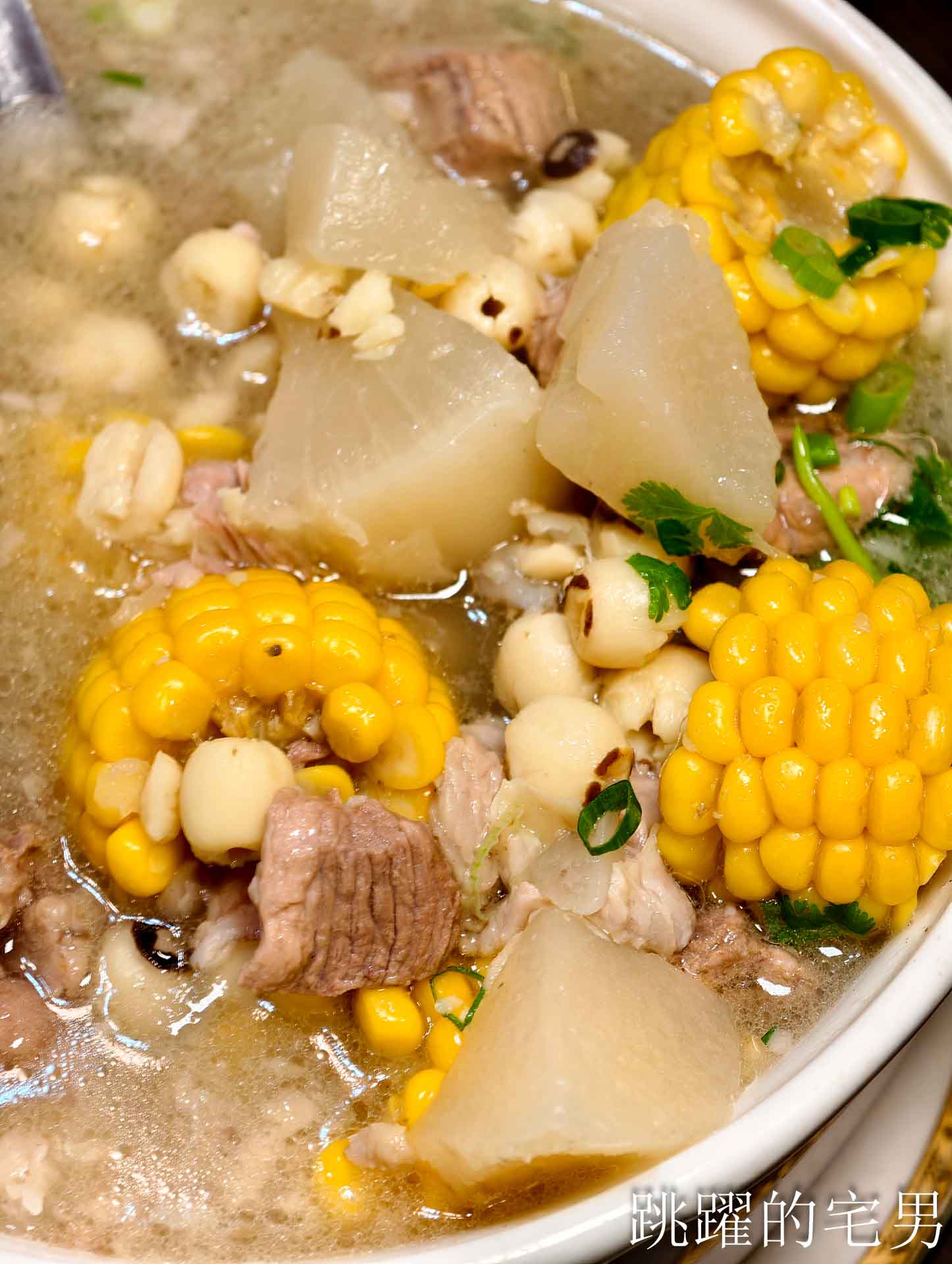 [花蓮美食]三訪外婆家餐館(預約制)- 花蓮無菜單料理高C/P值份量足，大陳炊飯很鮮美，海景西魯肉有夠爽，椒鹽炸豬腳超Q彈，佛心開瓶費旁邊有大停車場超方便，花蓮聚餐餐廳推薦