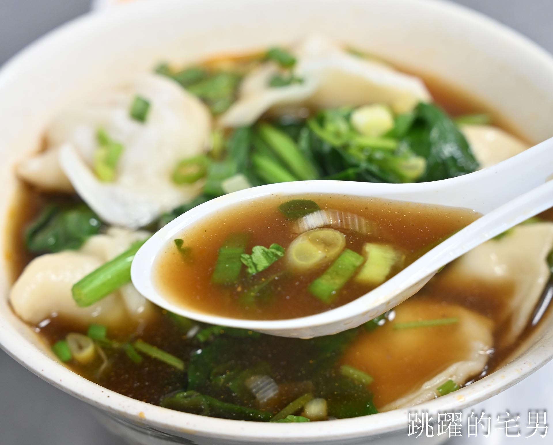 [松江南京美食]阿娥水餃-2026台北還有7元韭黃蝦仁水餃?! 排隊外帶生水餃人潮沒停過，10顆牛肉湯餃只要90元