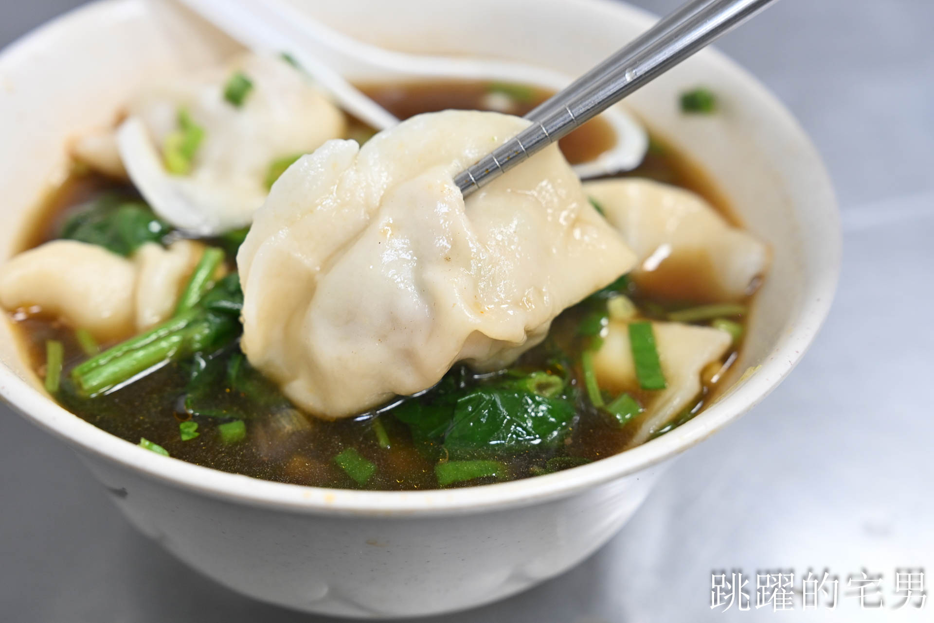 [松江南京美食]阿娥水餃-2026台北還有7元韭黃蝦仁水餃?! 排隊外帶生水餃人潮沒停過，10顆牛肉湯餃只要90元