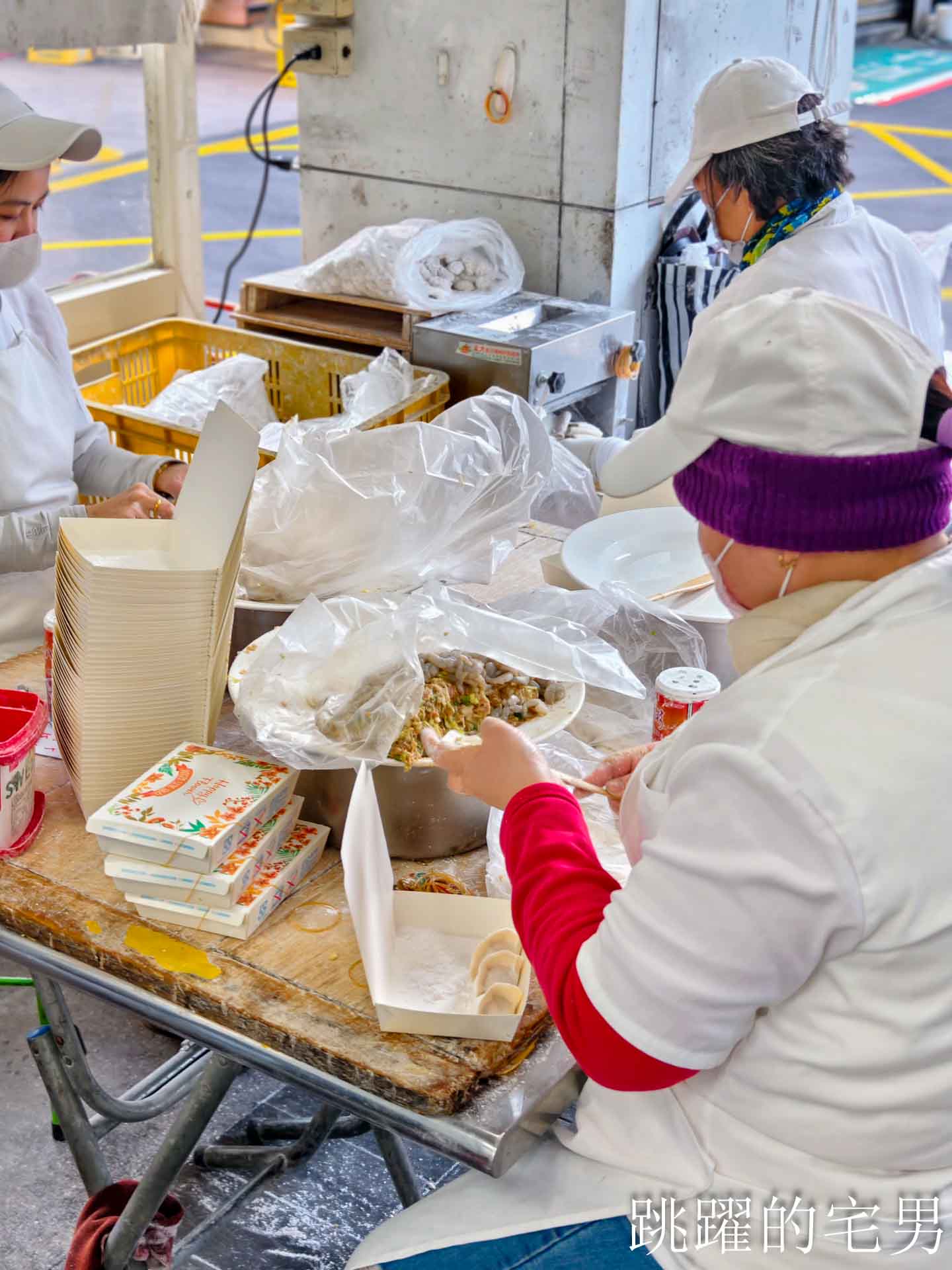 [松江南京美食]阿娥水餃-2026台北還有7元韭黃蝦仁水餃?! 排隊外帶生水餃人潮沒停過，10顆牛肉湯餃只要90元