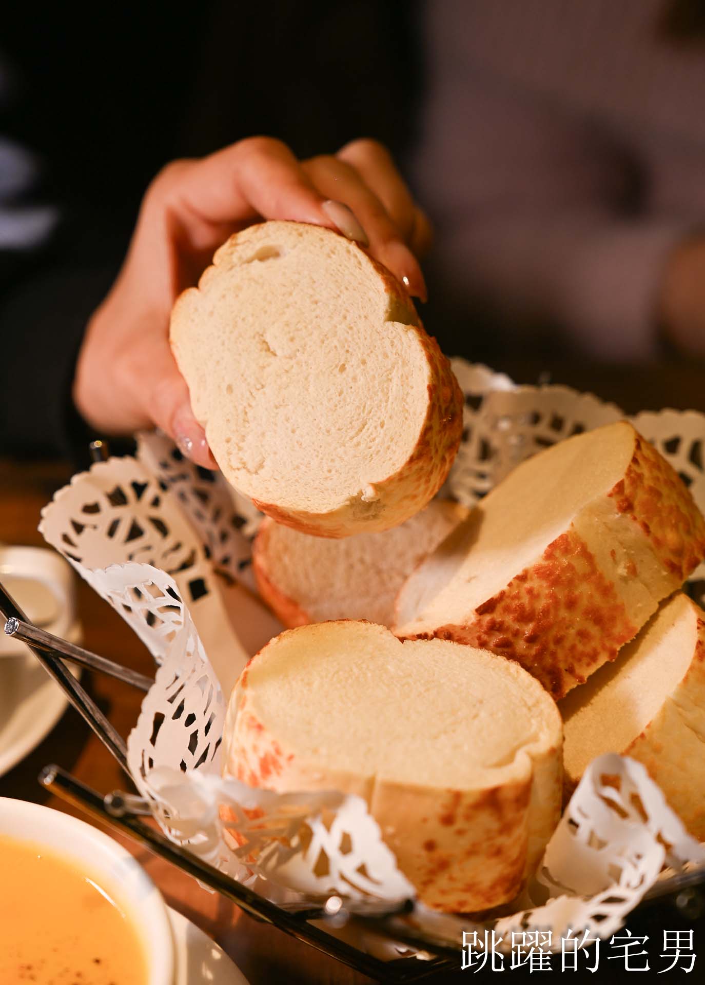 [信義區美食]亨利客原味炭烤牛排-近10年4.4 星高評價，不收服務費，壽星6折，推薦紐約客、A5和牛C/P值超高! 六張犁美食、台北碳烤牛排