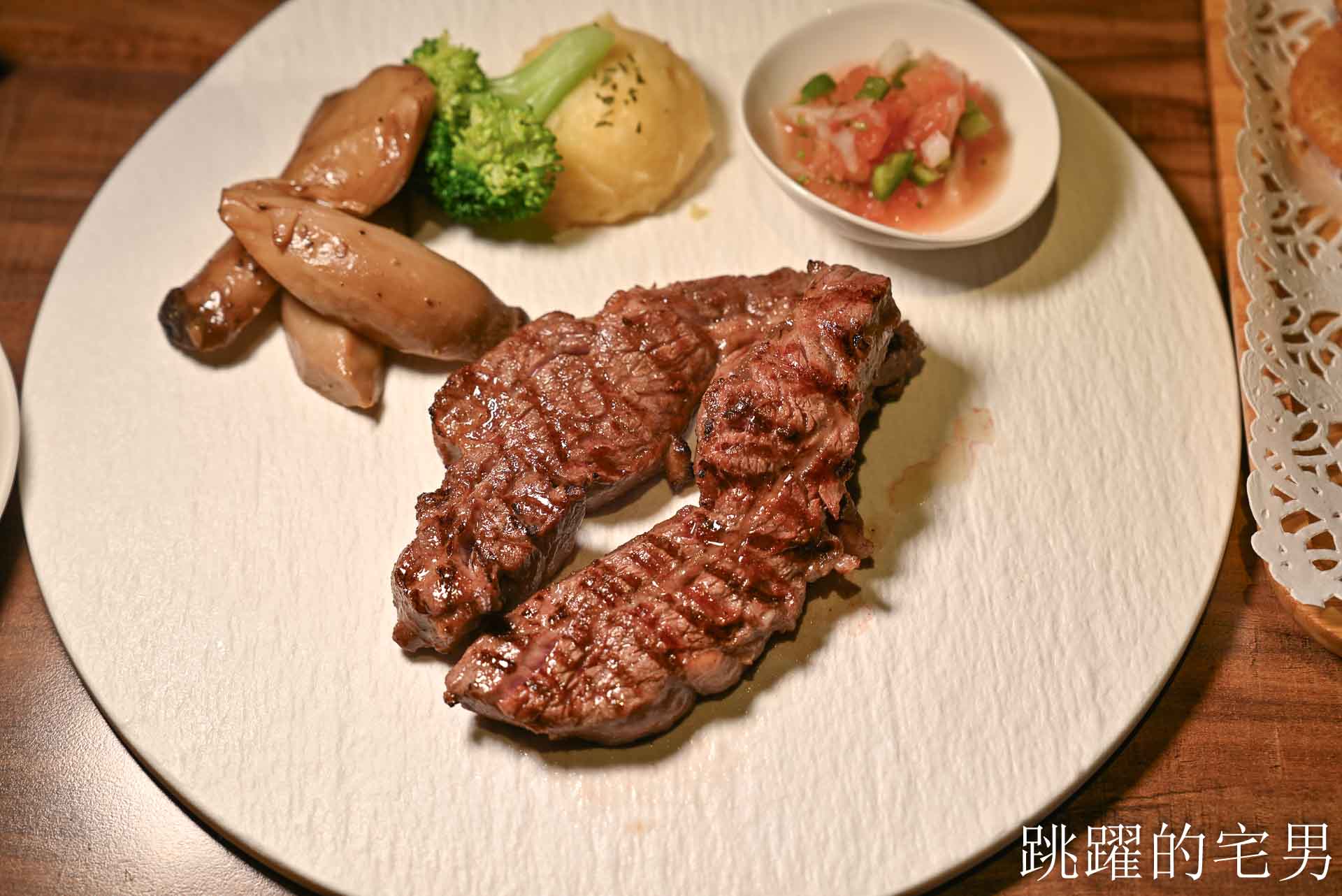 [信義區美食]亨利客原味炭烤牛排-近10年4.4 星高評價，不收服務費，壽星6折，推薦紐約客、A5和牛C/P值超高! 六張犁美食、台北碳烤牛排