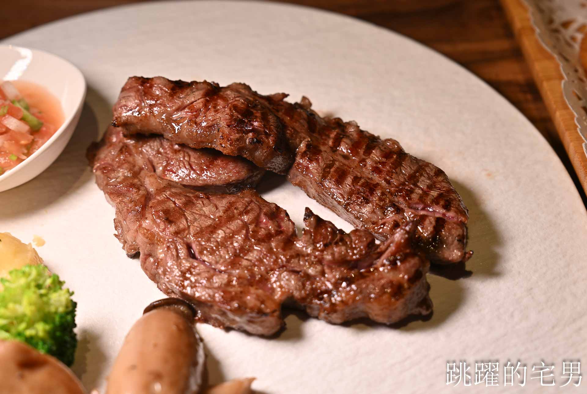 [信義區美食]亨利客原味炭烤牛排-近10年4.4 星高評價，不收服務費，壽星6折，推薦紐約客、A5和牛C/P值超高! 六張犁美食、台北碳烤牛排