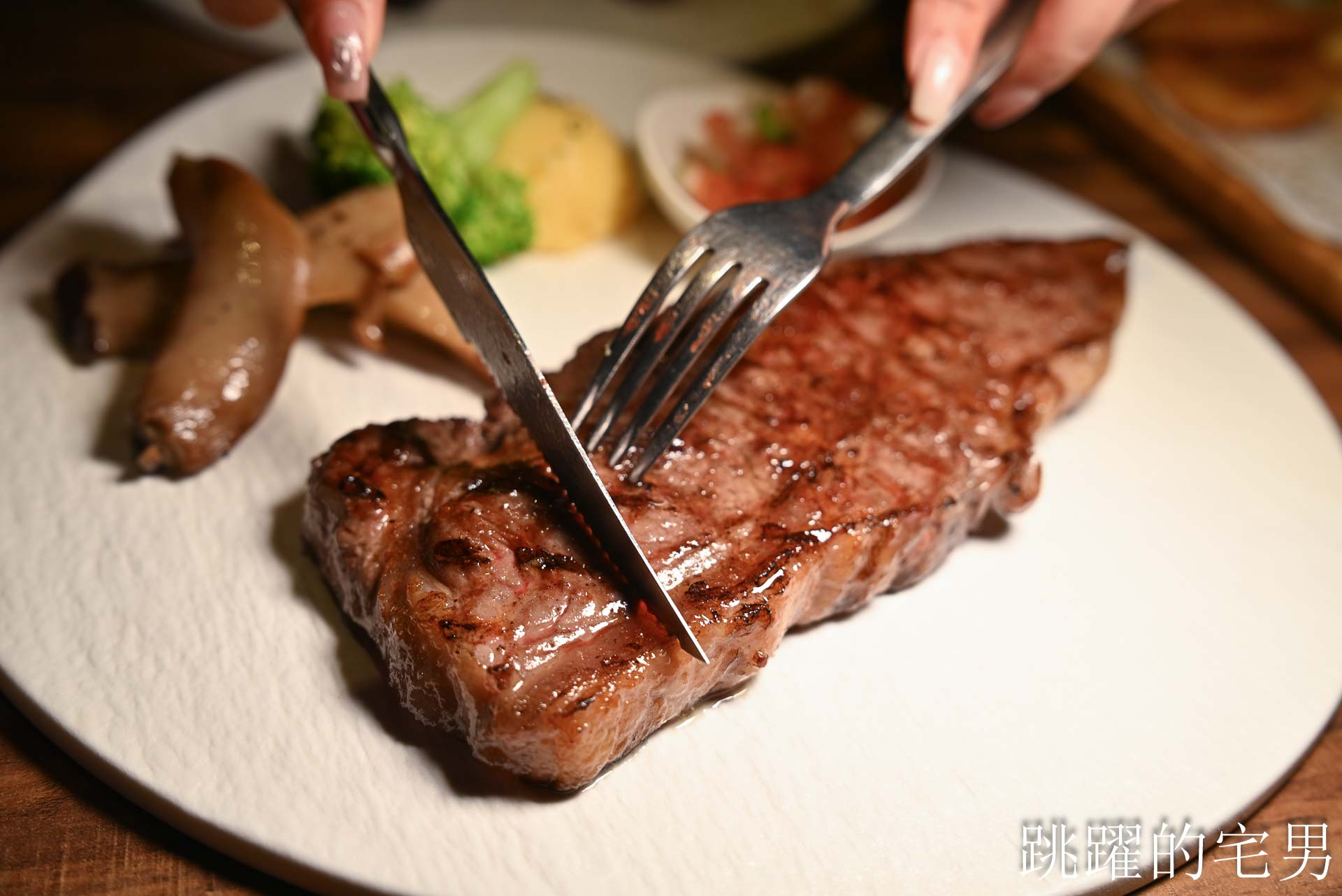 [信義區美食]亨利客原味炭烤牛排-近10年4.4 星高評價，不收服務費，壽星6折，推薦紐約客、A5和牛C/P值超高! 六張犁美食、台北碳烤牛排