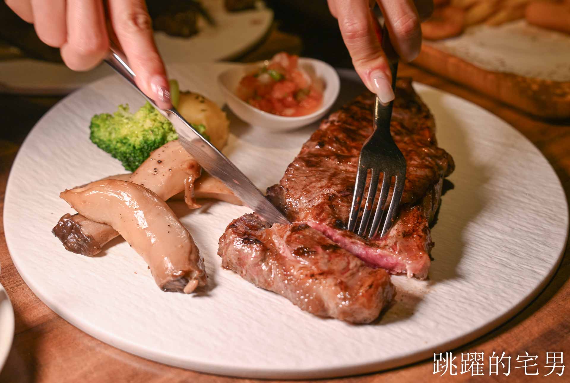 [信義區美食]亨利客原味炭烤牛排-近10年4.4 星高評價，不收服務費，壽星6折，推薦紐約客、A5和牛C/P值超高! 六張犁美食、台北碳烤牛排