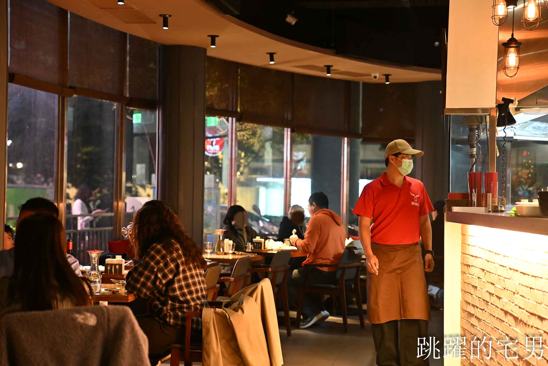 [信義區美食]亨利客原味炭烤牛排-近10年4.4 星高評價，不收服務費，壽星6折，推薦紐約客、A5和牛C/P值超高! 六張犁美食、台北碳烤牛排