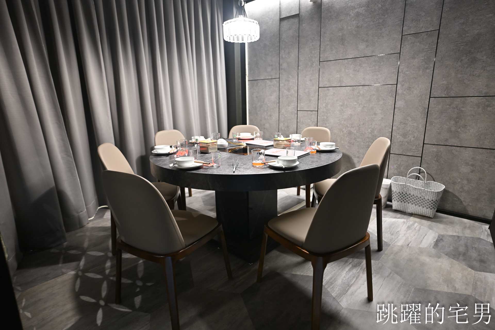 [大同區美食]老撈麻辣鍋順天外科醫院大稻埕店: AI教父黃仁勳兩度造訪私房美食，新店插旗大稻埕百年老宅，再現海陸雙絕「雞煲蟹」，大稻埕美食推薦