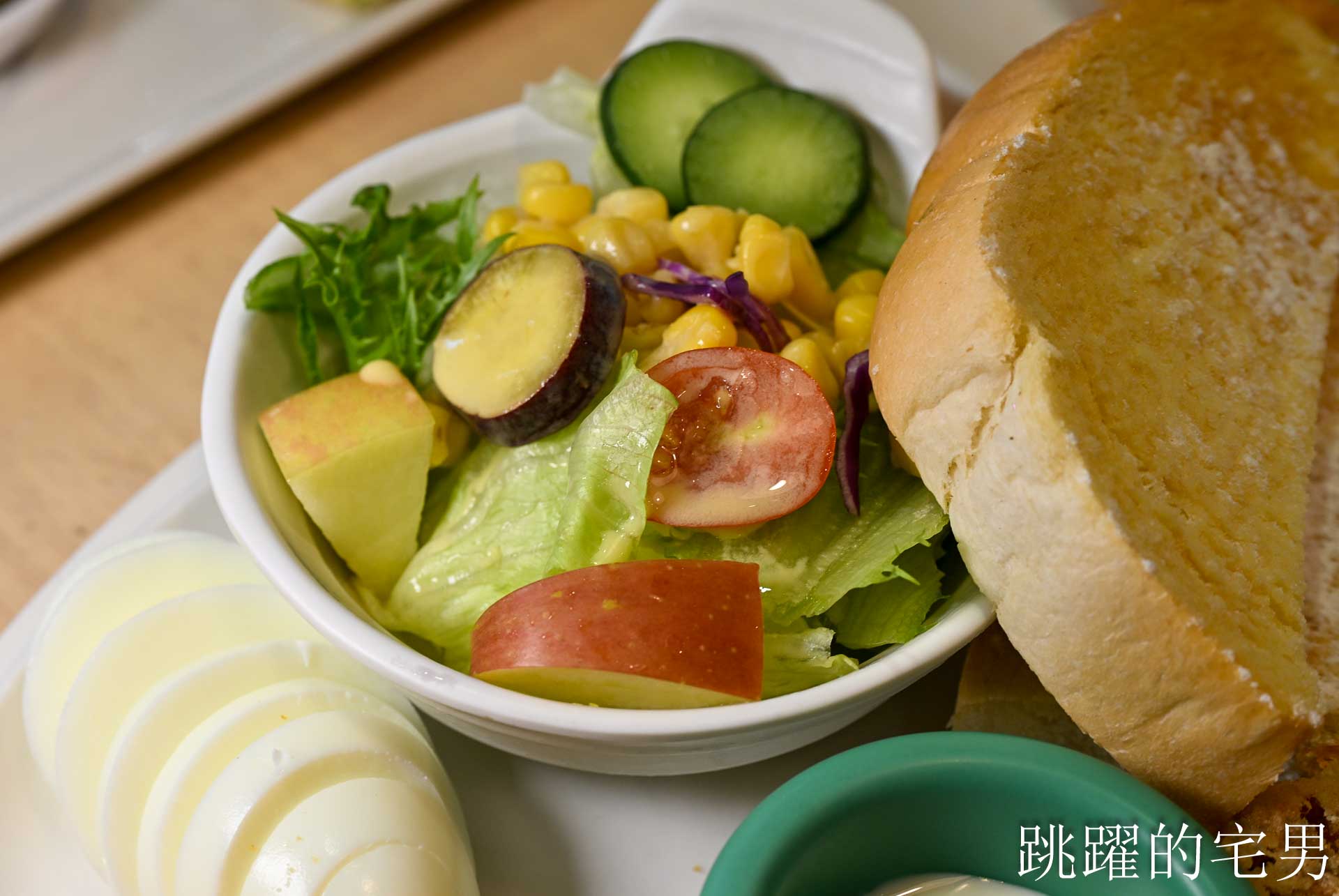 [花蓮早午餐]萊迦早午餐-大片落地窗綠意盎然舒服空間，超好聊天花蓮平價早午餐