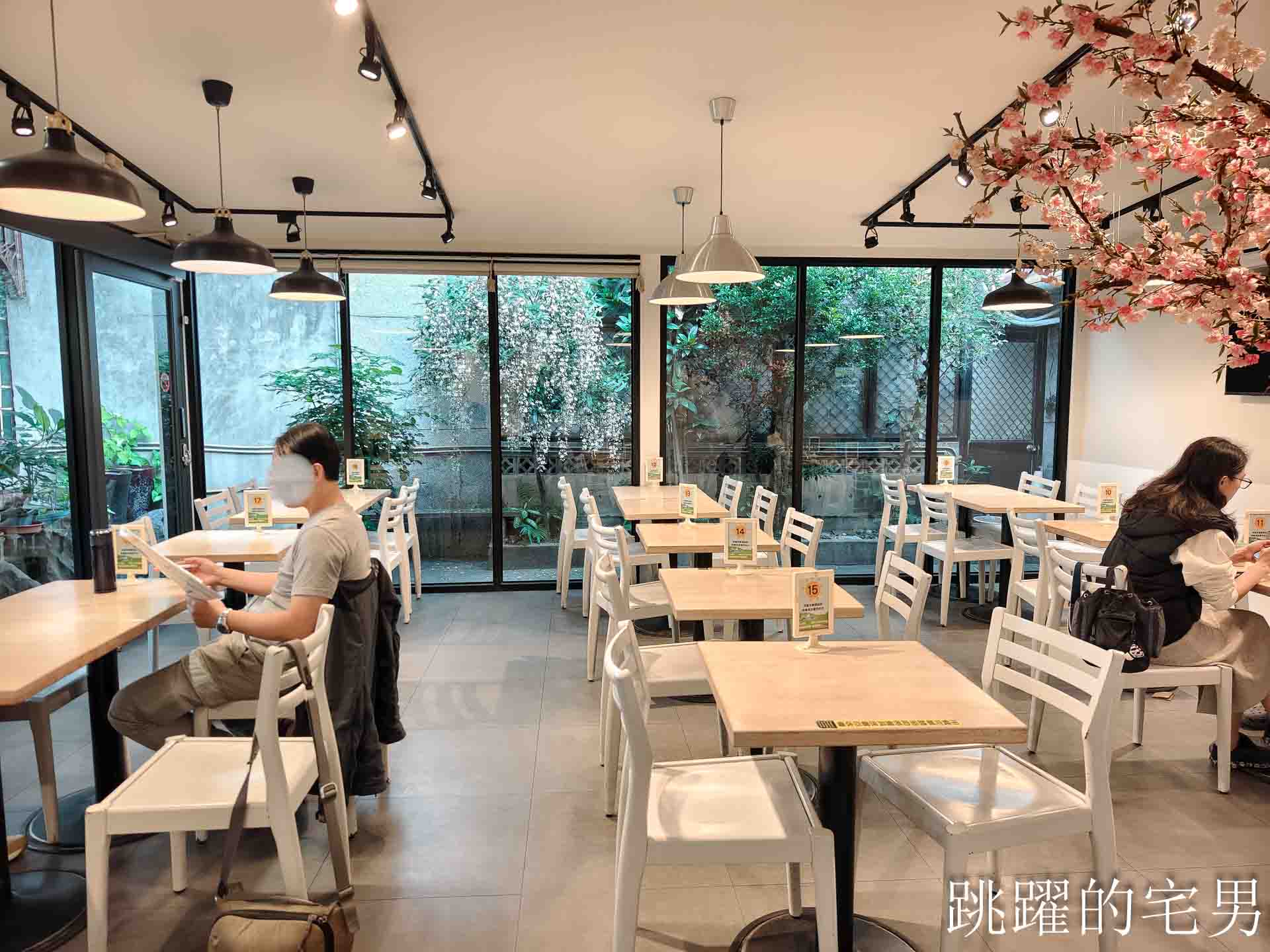 [花蓮早午餐]萊迦早午餐-大片落地窗綠意盎然舒服空間，超好聊天花蓮平價早午餐